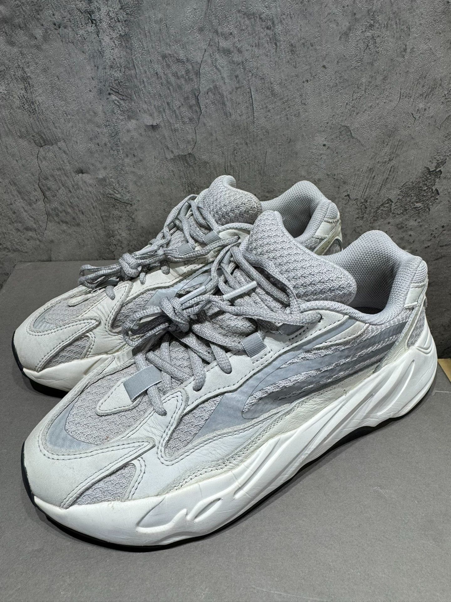 Adidas Adidas YEEZY700 White Lowtop Sneakers 42 Men Size US 9 / EU 42 - 2 Thumbnail