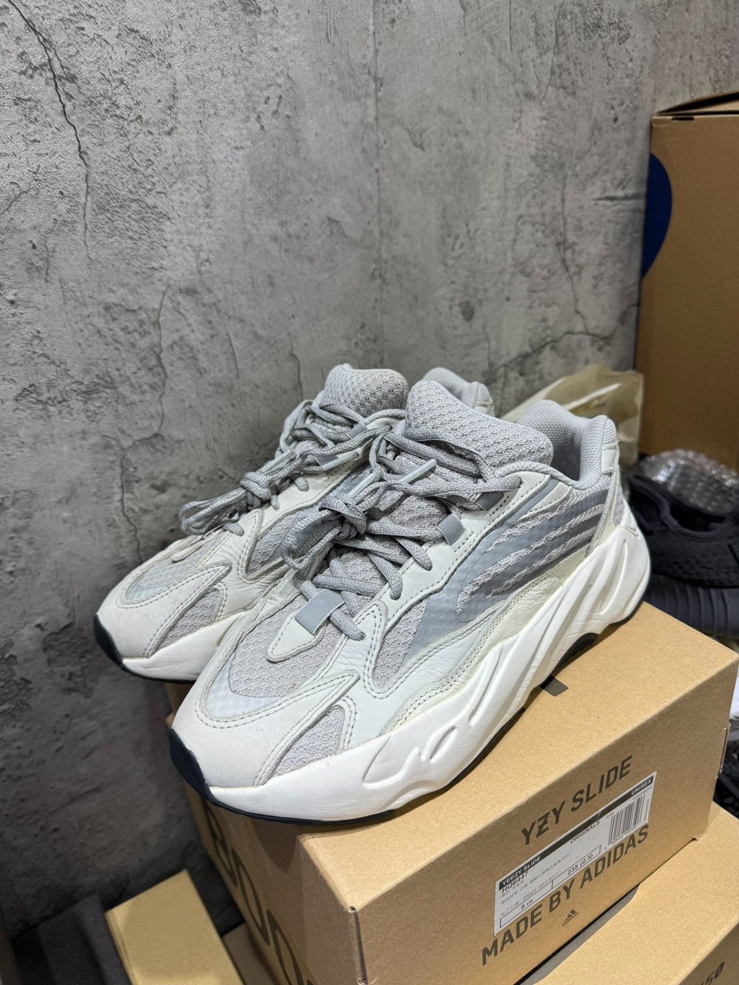 Adidas Adidas YEEZY700 White Lowtop Sneakers 42 Men Size US 9 / EU 42 - 6 Thumbnail