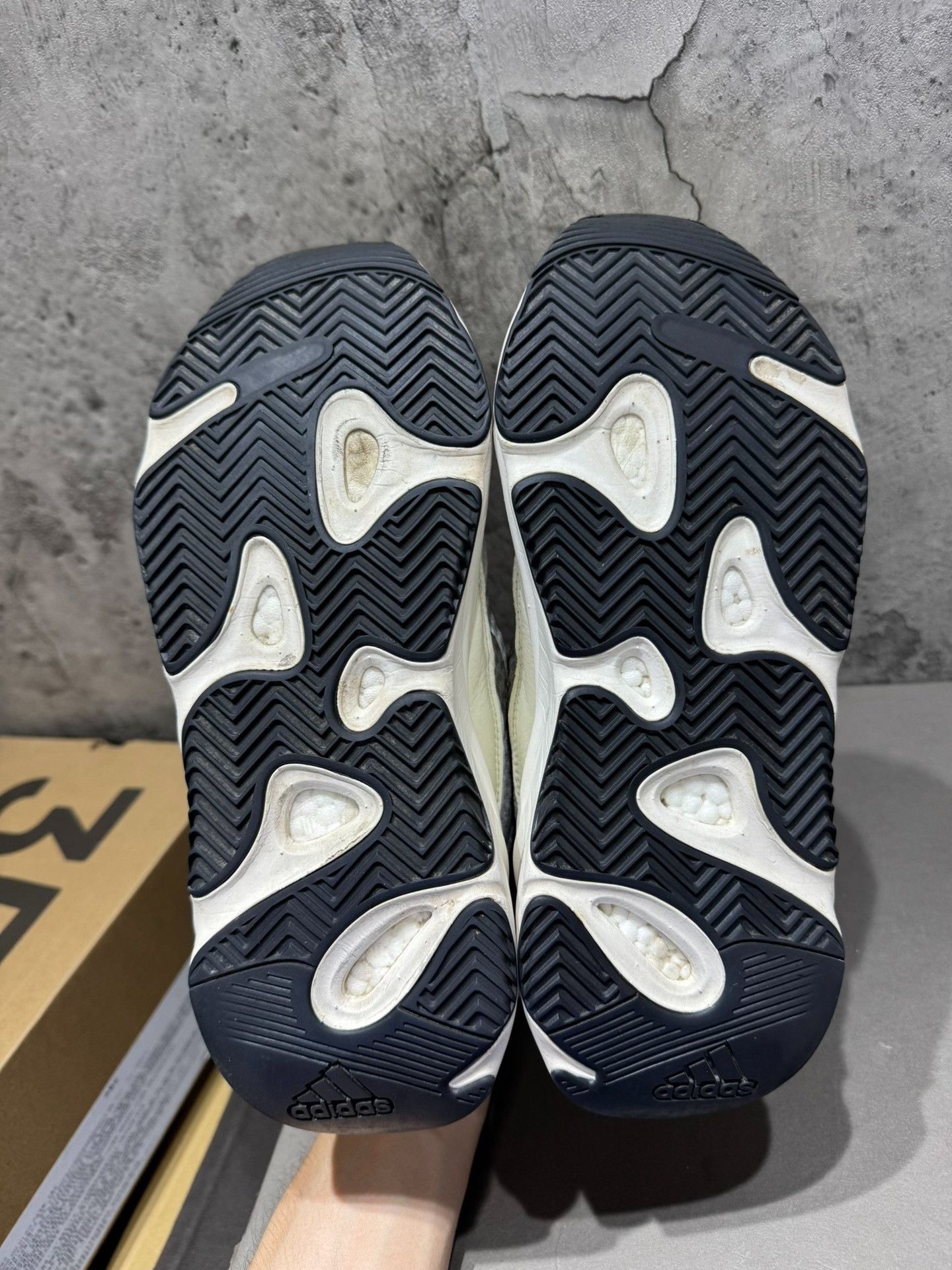 Adidas Adidas YEEZY700 White Lowtop Sneakers 42 Men Size US 9 / EU 42 - 5 Thumbnail