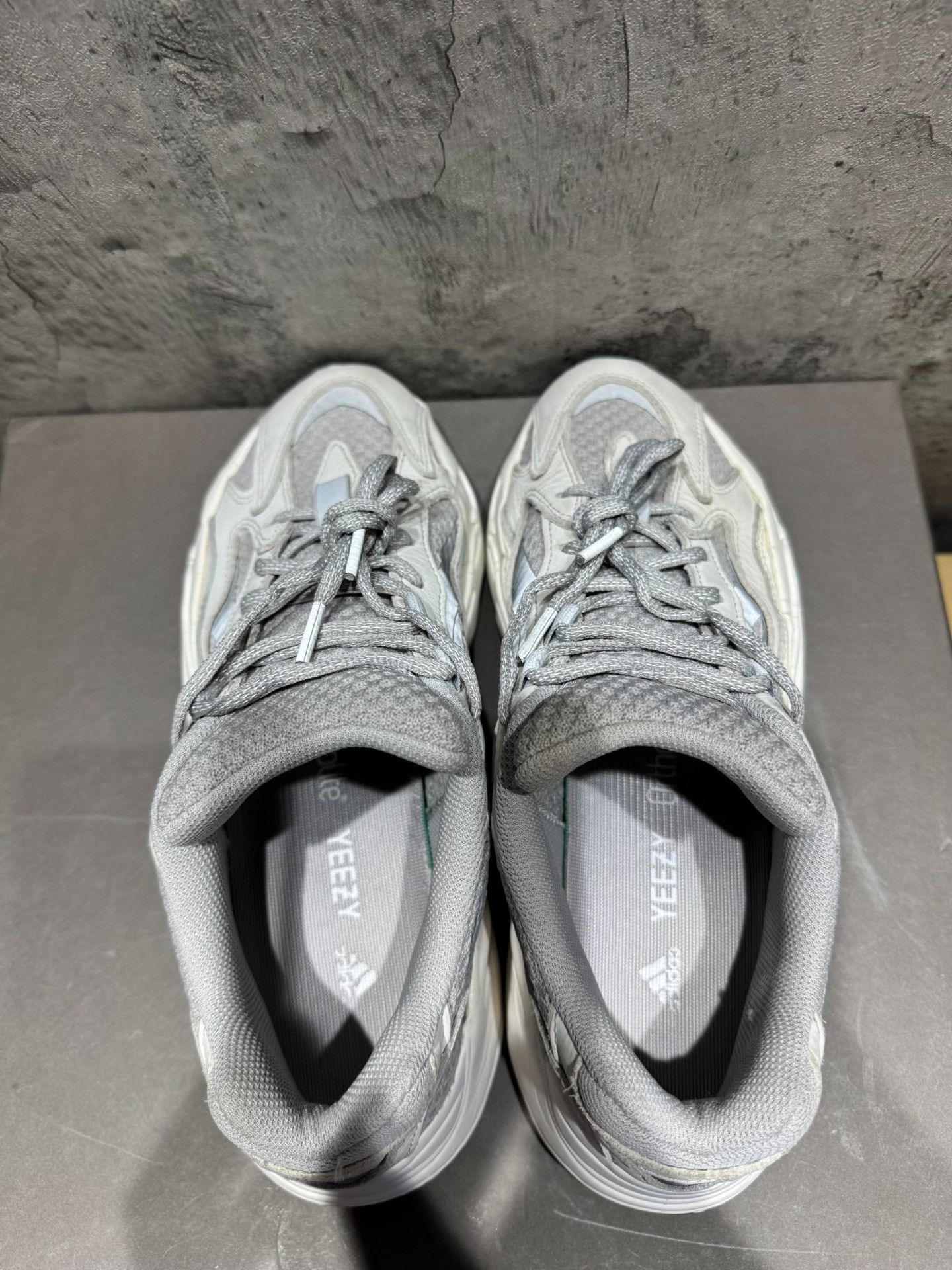 Adidas Adidas YEEZY700 White Lowtop Sneakers 42 Men Size US 9 / EU 42 - 4 Thumbnail