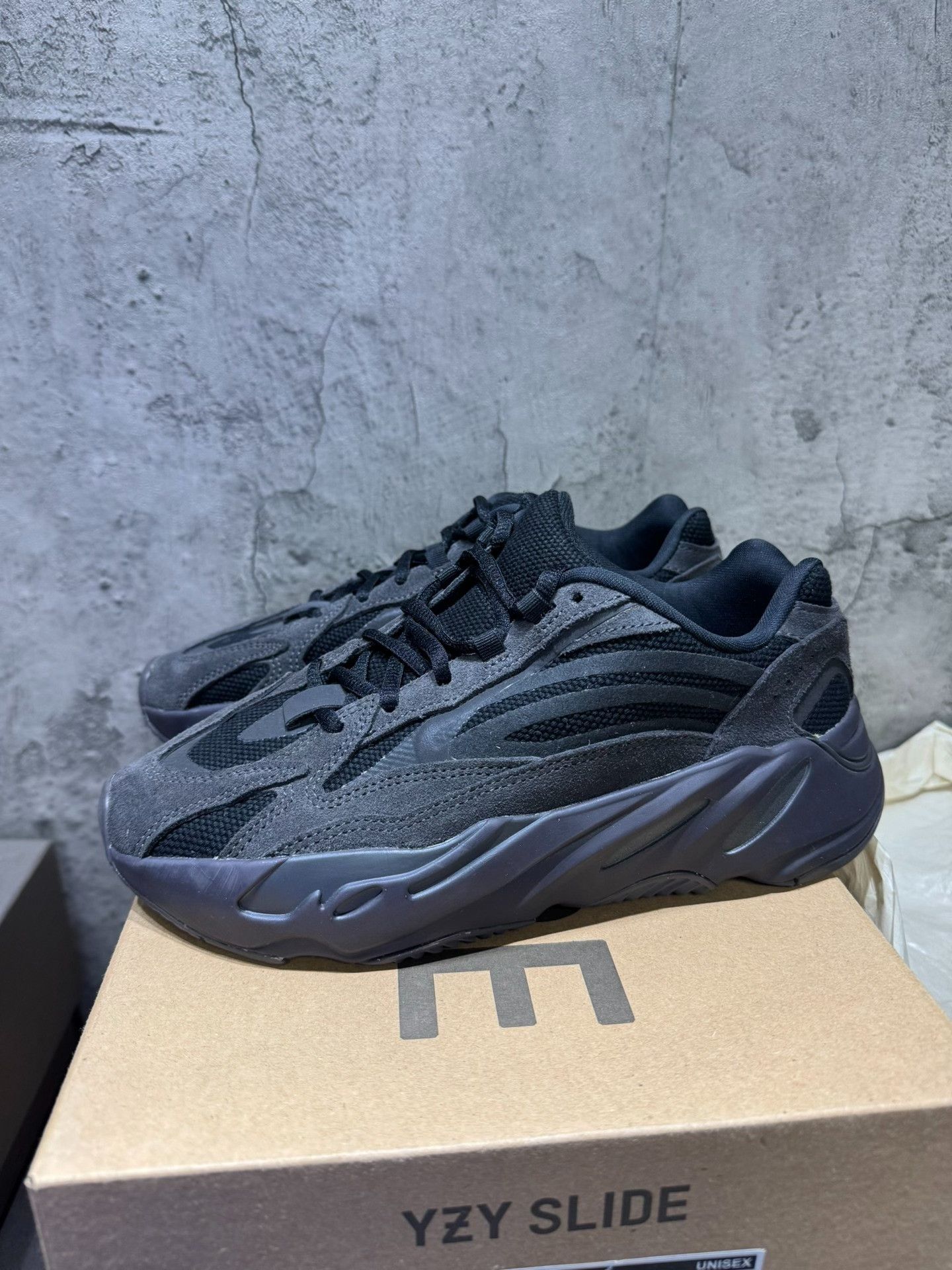 Adidas Adidas YEEZY700 Black Lowtop Sneakers 37 Men Size US 5 / EU 37 - 2 Thumbnail