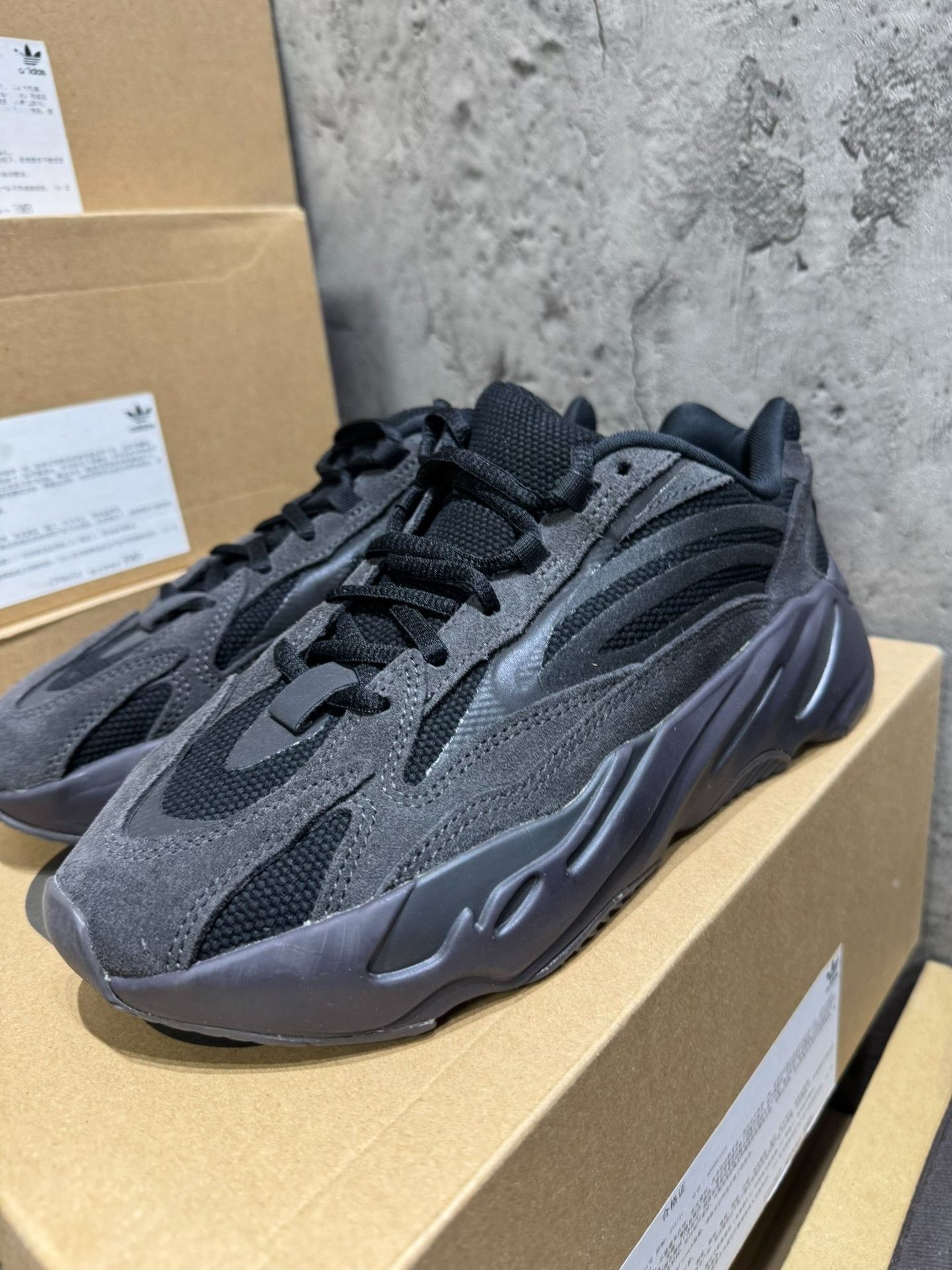 Adidas Adidas YEEZY700 Black Lowtop Sneakers 37 Men Size US 5 / EU 37 - 4 Thumbnail