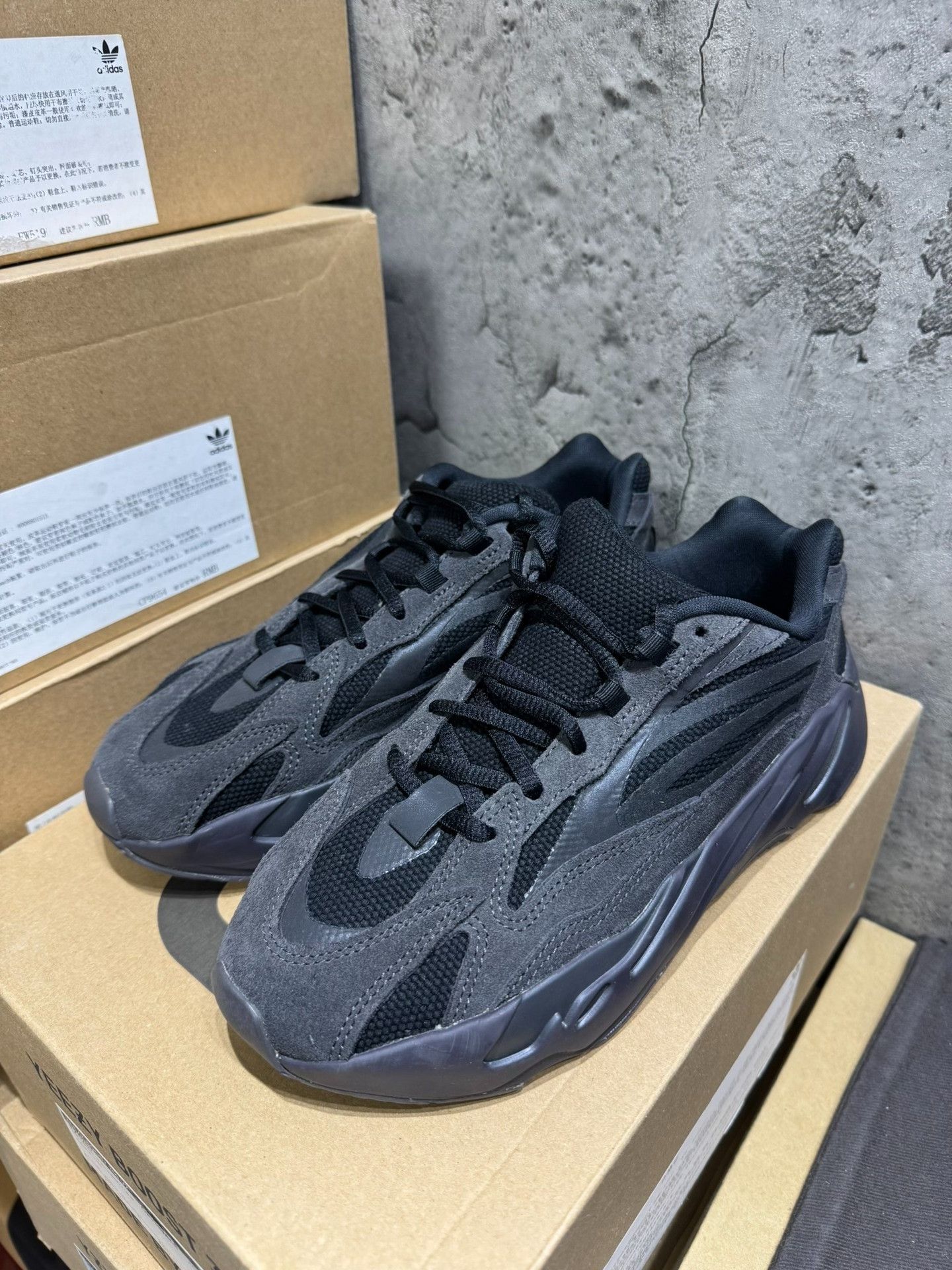 Adidas Adidas YEEZY700 Black Lowtop Sneakers 37 Men Size US 5 / EU 37 - 6 Thumbnail