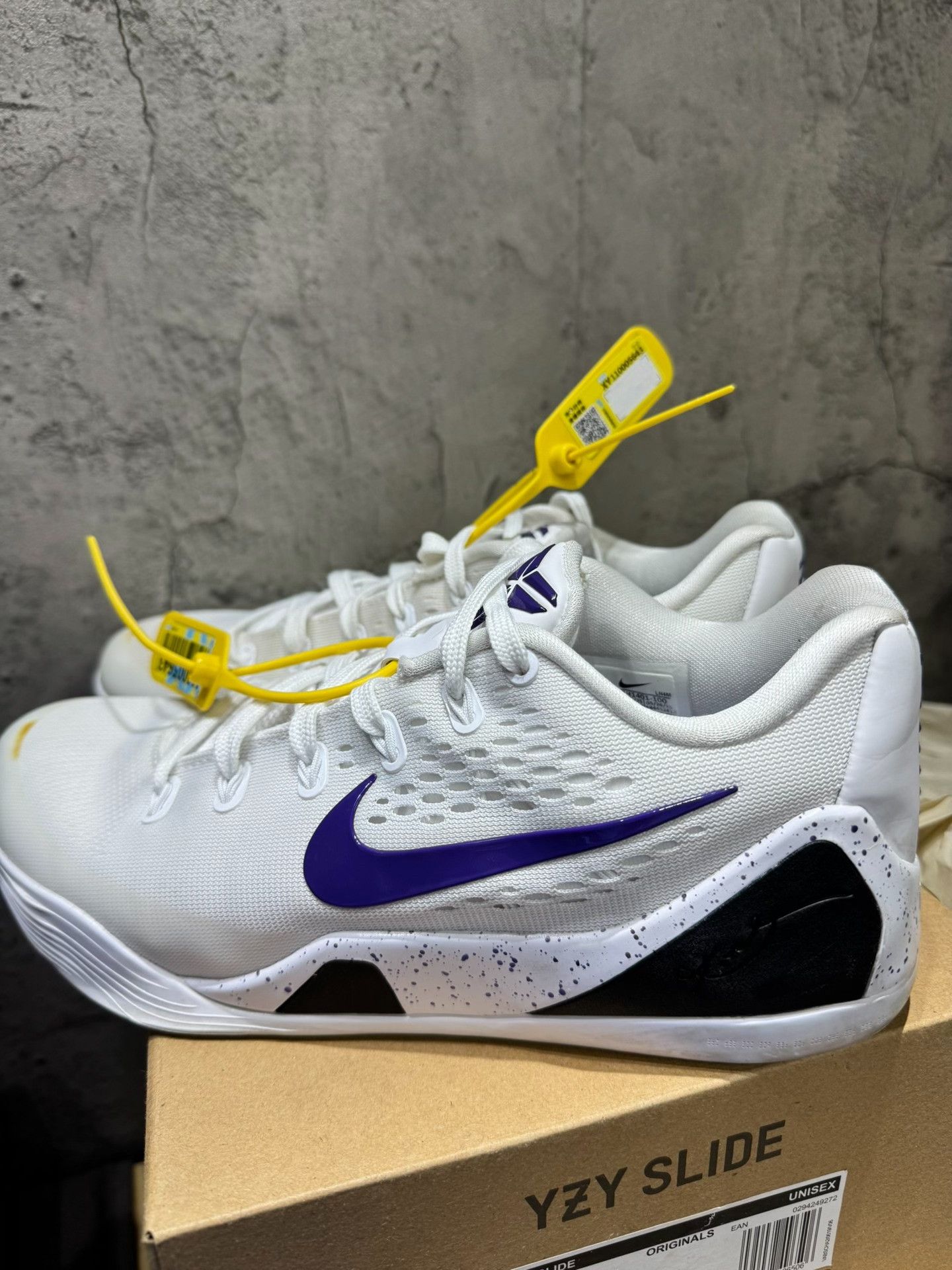 Nike Nike KOBE 9 White Lowtop Sneakers 9.5 Men Size US 9.5 / EU 42-43 - 6 Thumbnail