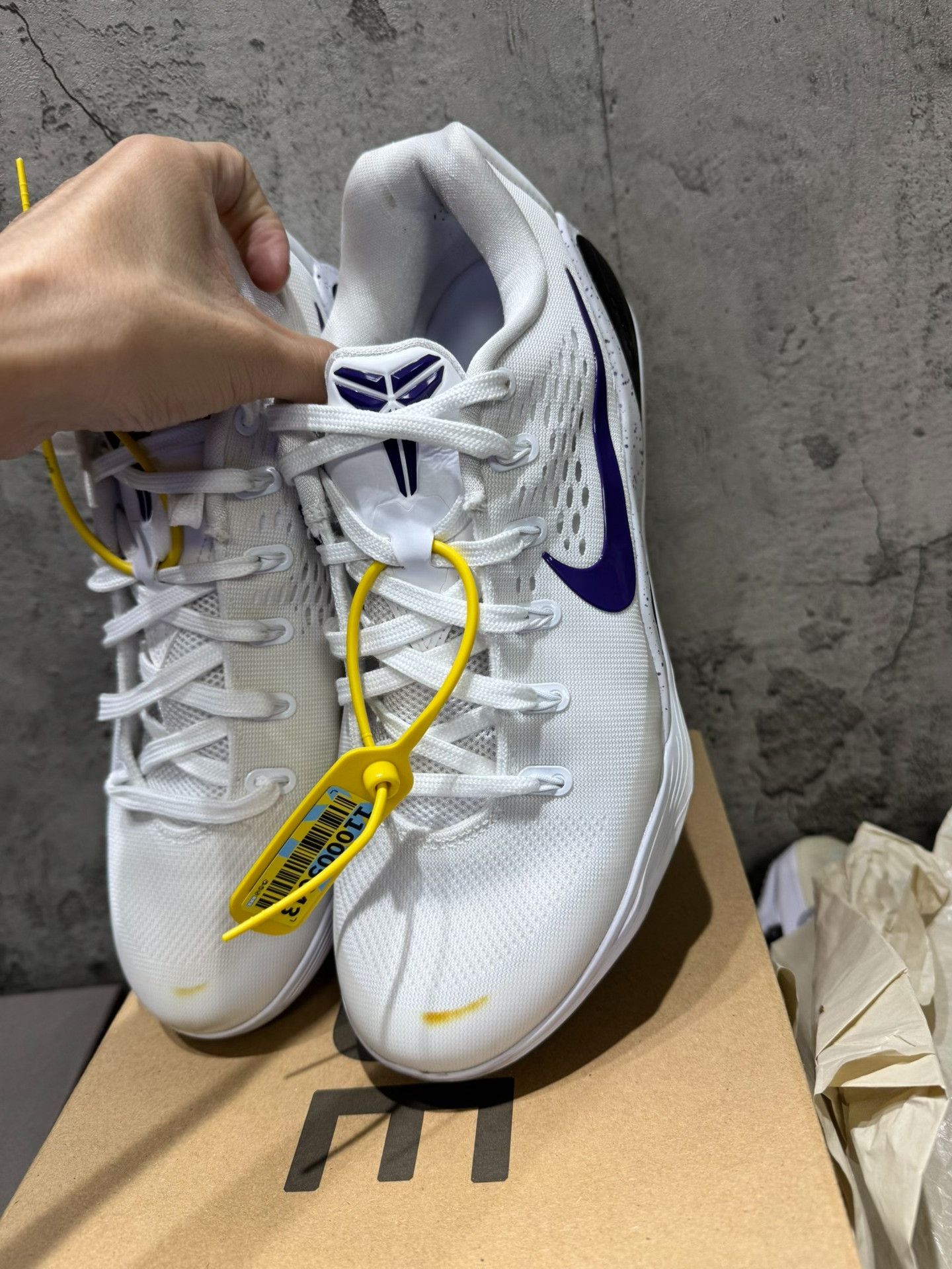 Nike Nike KOBE 9 White Lowtop Sneakers 9.5 Men Size US 9.5 / EU 42-43 - 9 Thumbnail