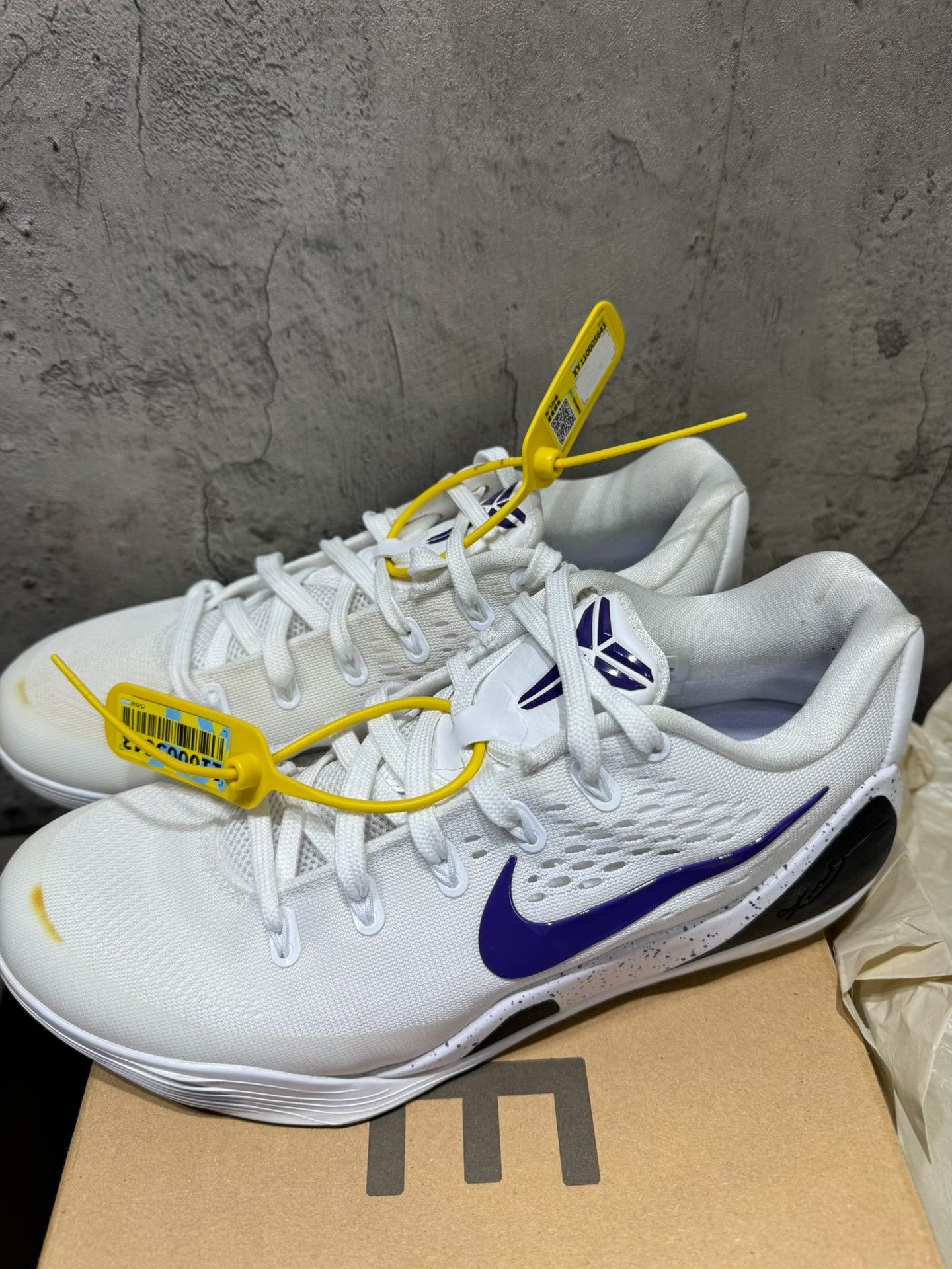 Nike Nike KOBE 9 White Lowtop Sneakers 9.5 Men Size US 9.5 / EU 42-43 - 3 Thumbnail
