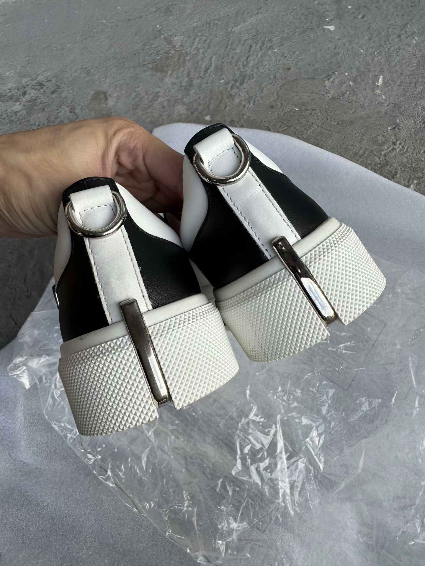 Alexander McQueen Alexander McQueen White Lowtop Sneakers 37 Women Size US 6.5 / IT 36.5 - 3 Thumbnail