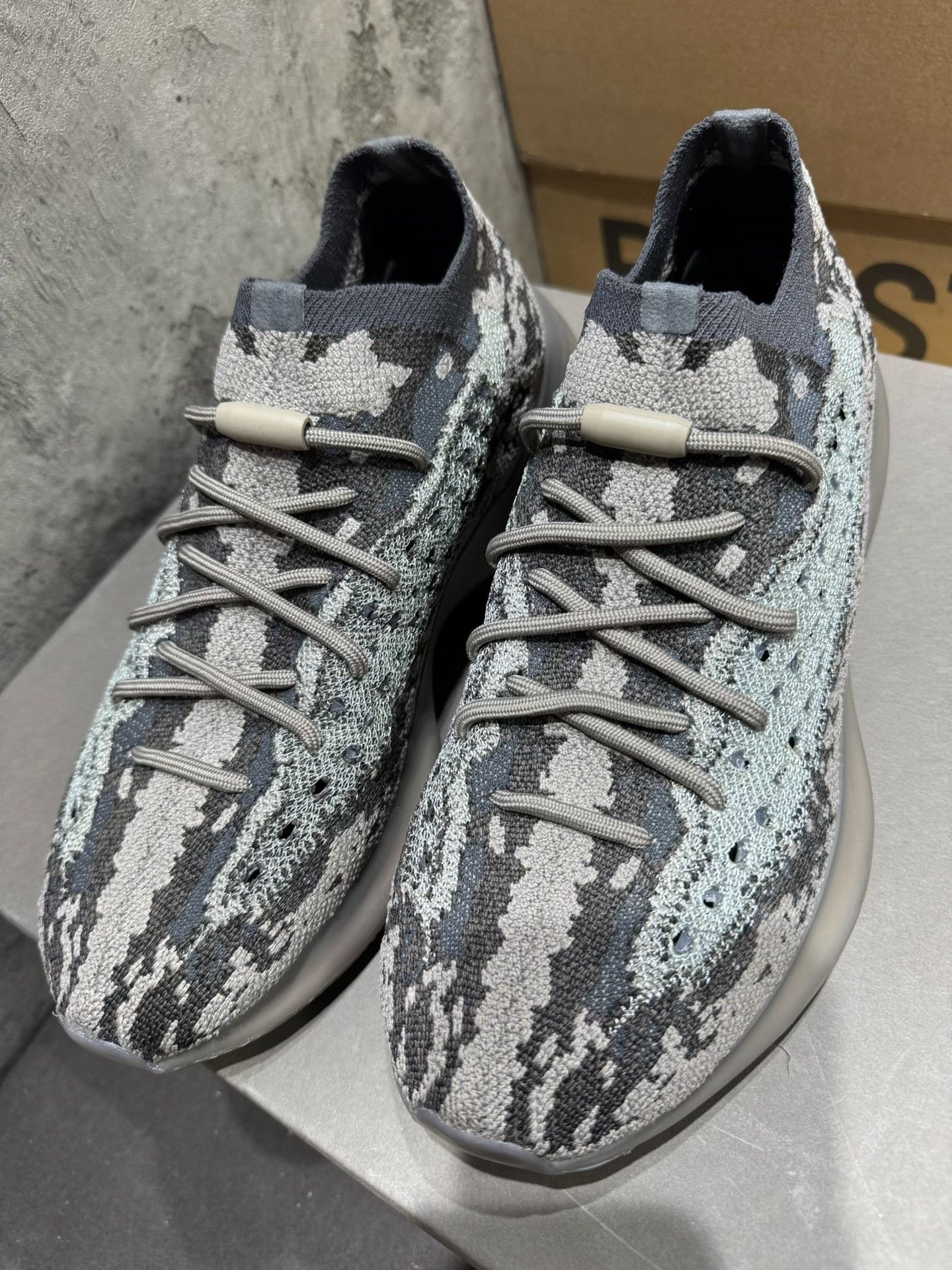 Adidas Adidas YEEZY380 Gray Lowtop Sneakers 9 Men Size US 9 / EU 42 - 5 Thumbnail
