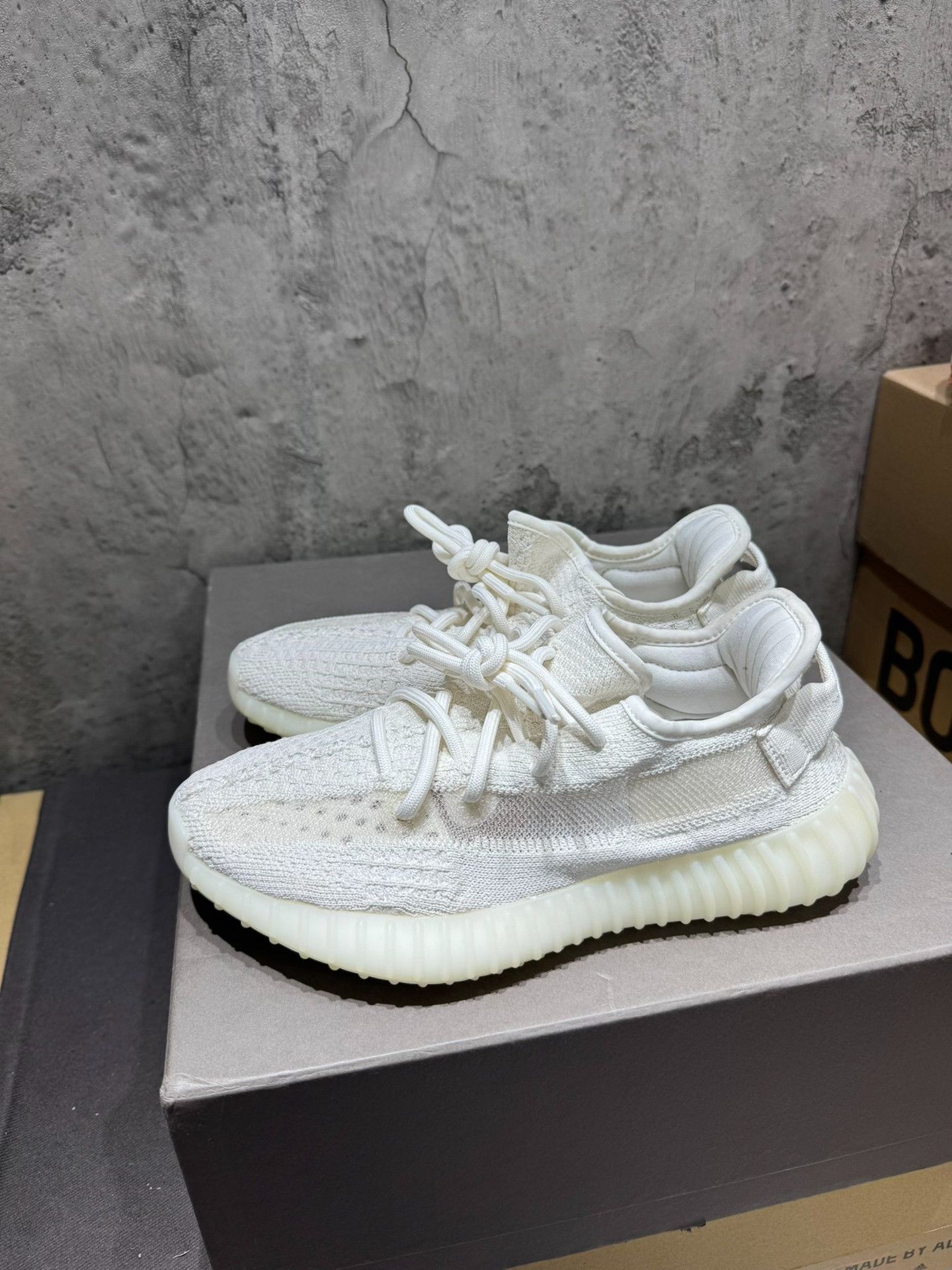 Adidas Adidas YEEZY350 White Lowtop Sneakers 35 Women Size US 5 / IT 35 - 3 Thumbnail