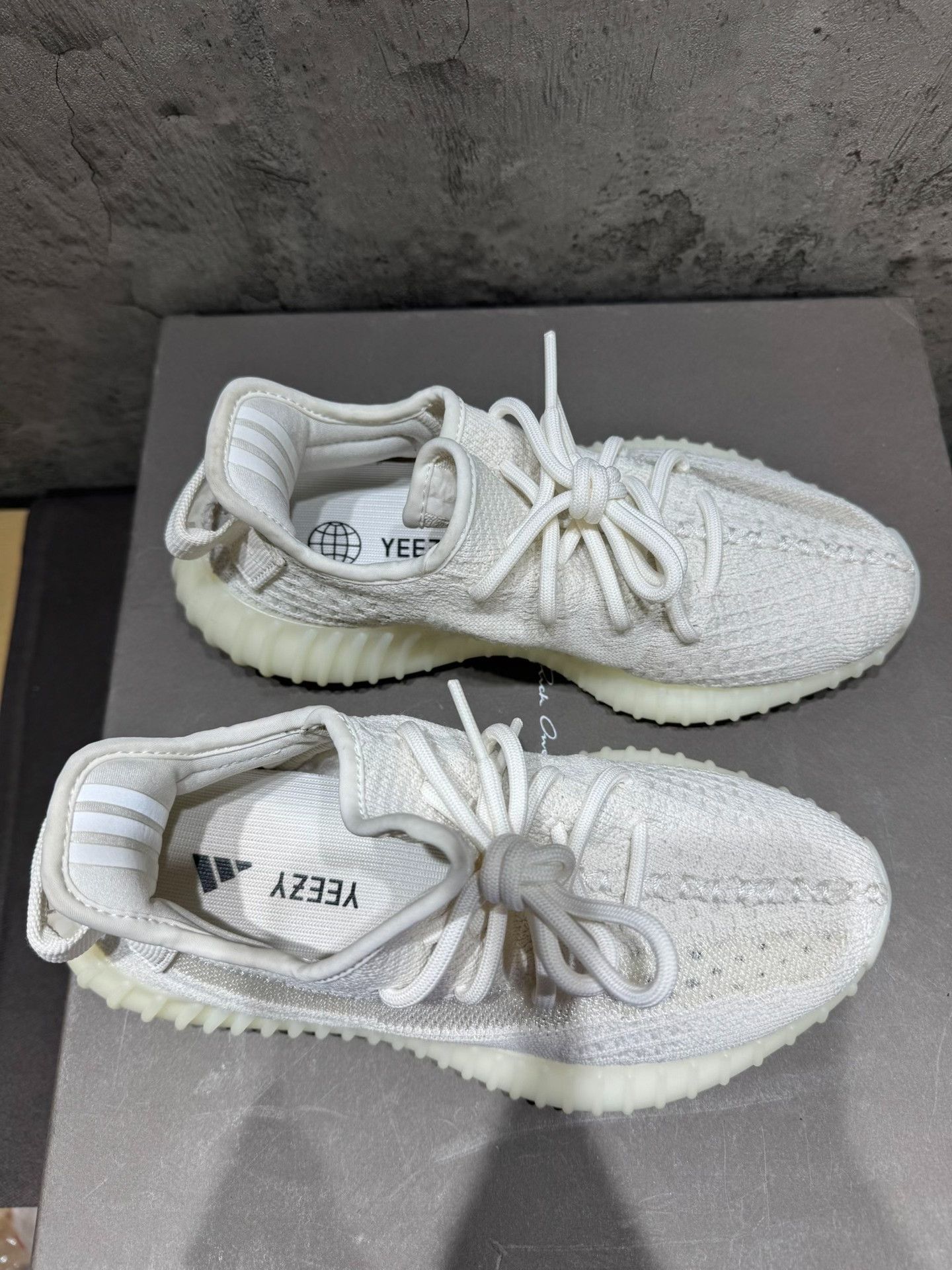 Adidas Adidas YEEZY350 White Lowtop Sneakers 35 Women Size US 5 / IT 35 - 9 Thumbnail