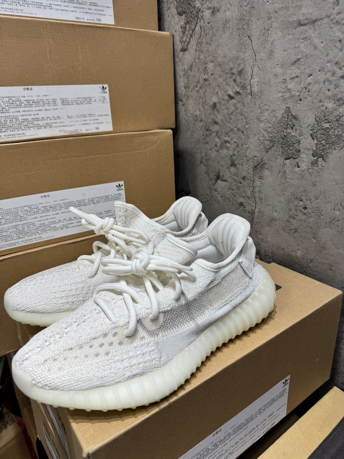 Adidas Adidas YEEZY350 White Lowtop Sneakers 35 Women Size US 5 / IT 35 - 5 Thumbnail