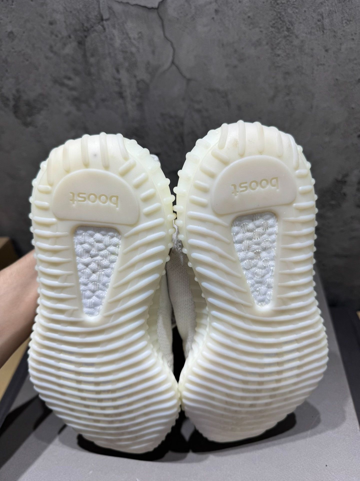 Adidas Adidas YEEZY350 White Lowtop Sneakers 35 Women Size US 5 / IT 35 - 7 Thumbnail