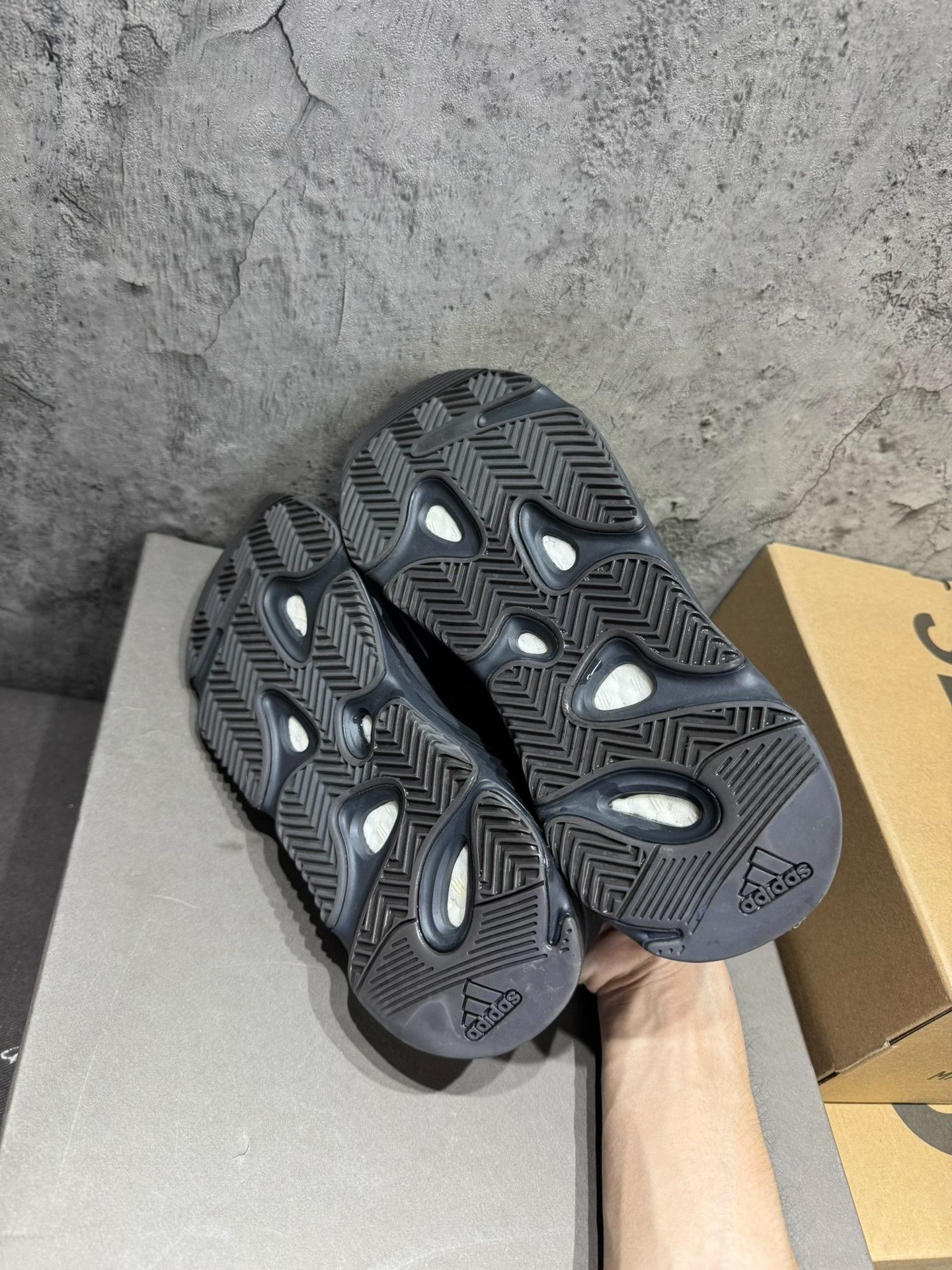 Adidas Adidas YEEZY700 Black Lowtop Sneakers 40 Men Size US 7.5 / EU 40-41 - 7 Thumbnail