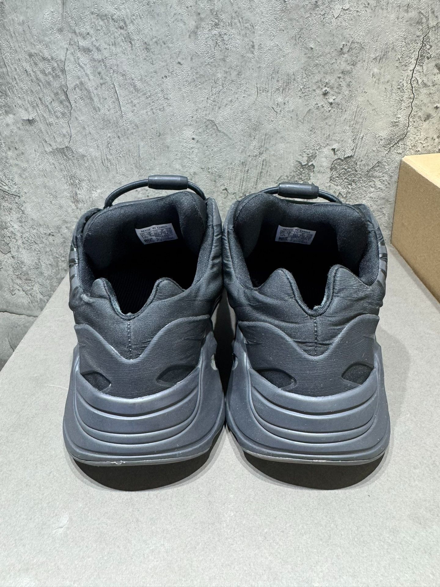 Adidas Adidas YEEZY700 Black Lowtop Sneakers 40 Men Size US 7.5 / EU 40-41 - 6 Thumbnail
