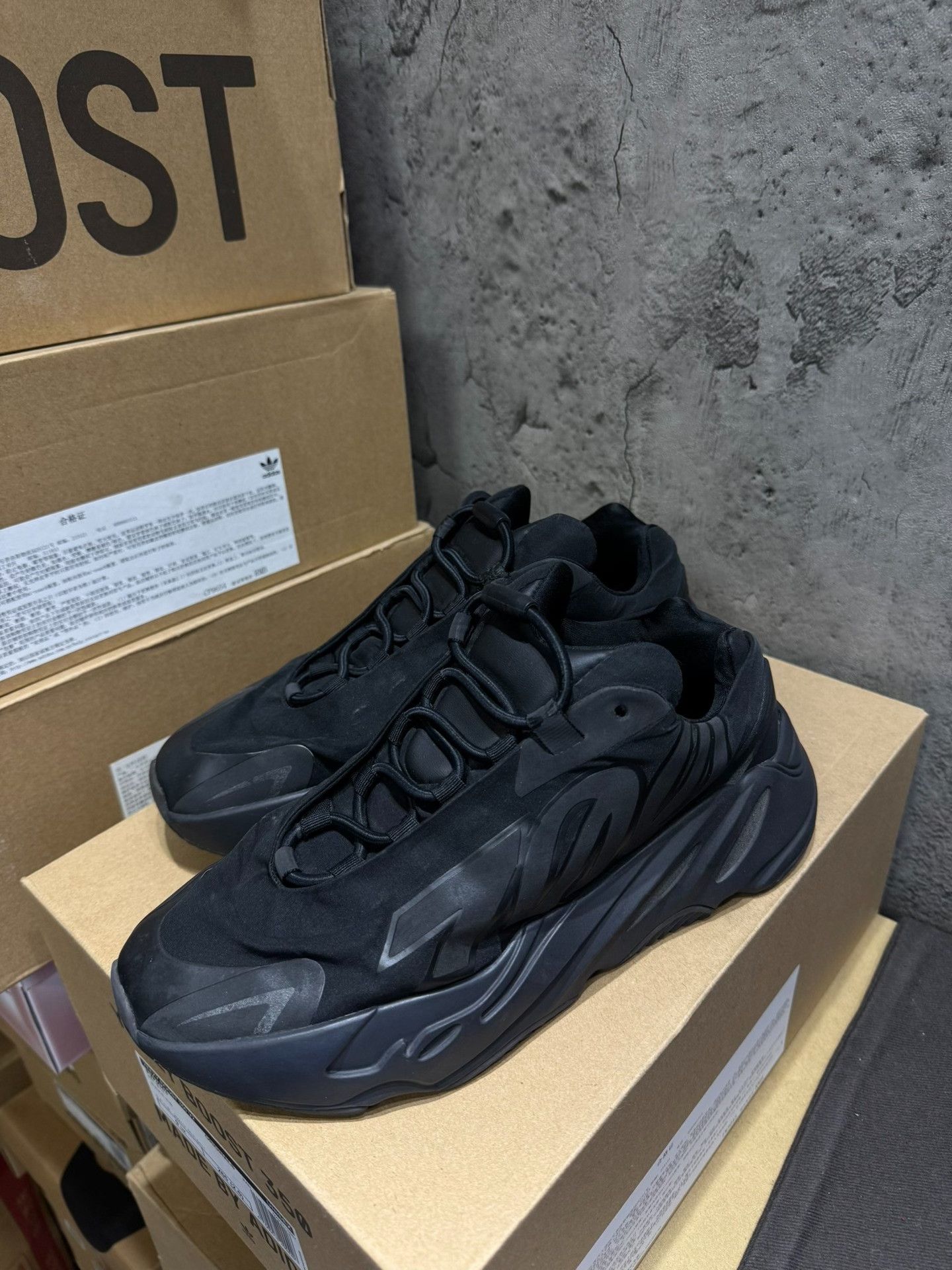 Adidas Adidas YEEZY700 Black Lowtop Sneakers 40 Men Size US 7.5 / EU 40-41 - 2 Thumbnail