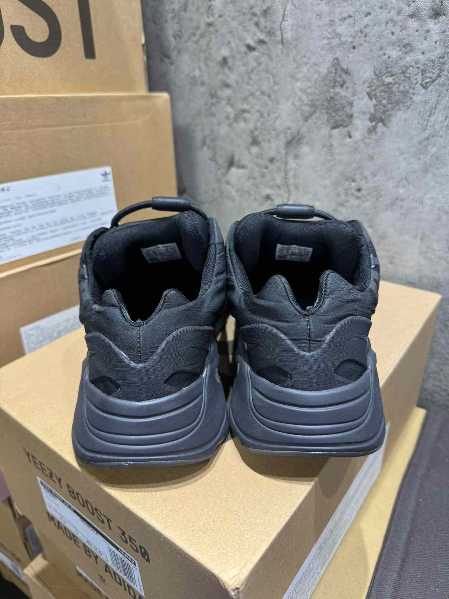 Adidas Adidas YEEZY700 Black Lowtop Sneakers 40 Men Size US 7.5 / EU 40-41 - 3 Thumbnail