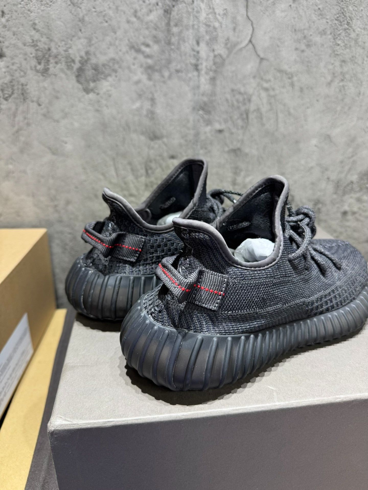 Adidas Adidas YEEZY350 Black Lowtop Sneakers 40 Men Size US 7.5 / EU 40-41 - 2 Thumbnail