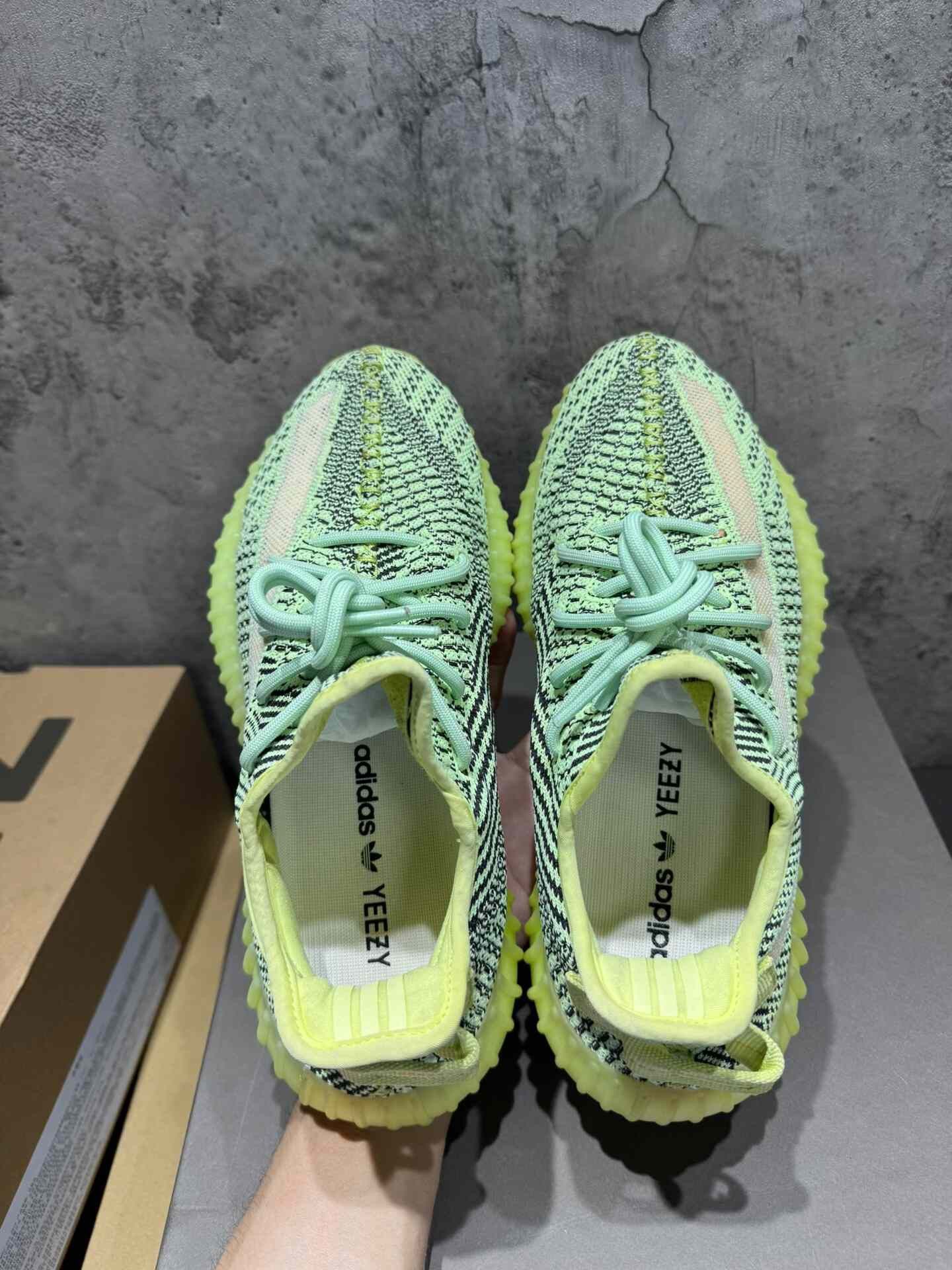 Adidas Adidas YEEZY350 Green Lowtop Sneakers 40 Men Size US 7.5 / EU 40-41 - 3 Thumbnail