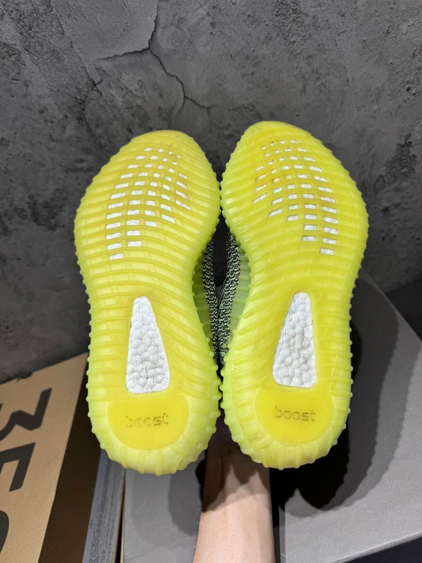 Adidas Adidas YEEZY350 Green Lowtop Sneakers 40 Men Size US 7.5 / EU 40-41 - 4 Thumbnail