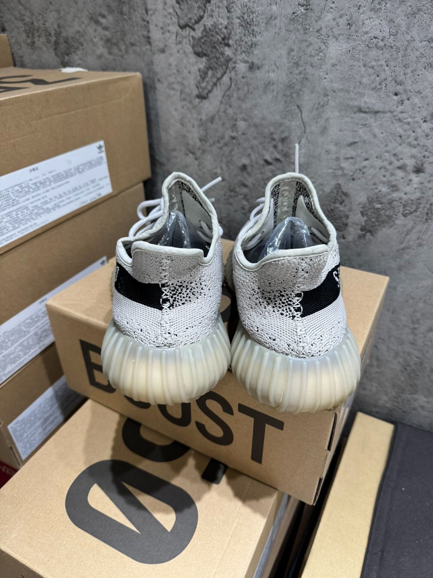 Adidas Adidas YEEZY350 Gray Lowtop Sneakers 42 Men Size US 9 / EU 42 - 2 Thumbnail