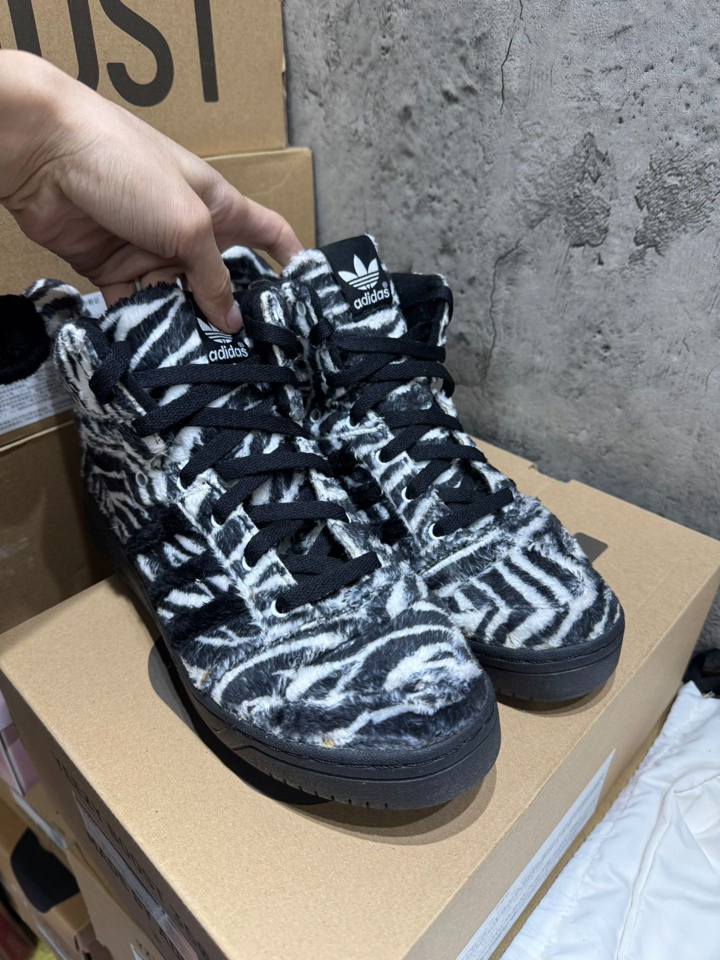 Adidas Adidas Black Hitop Sneakers 42 Men Size US 9 / EU 42 - 9 Thumbnail