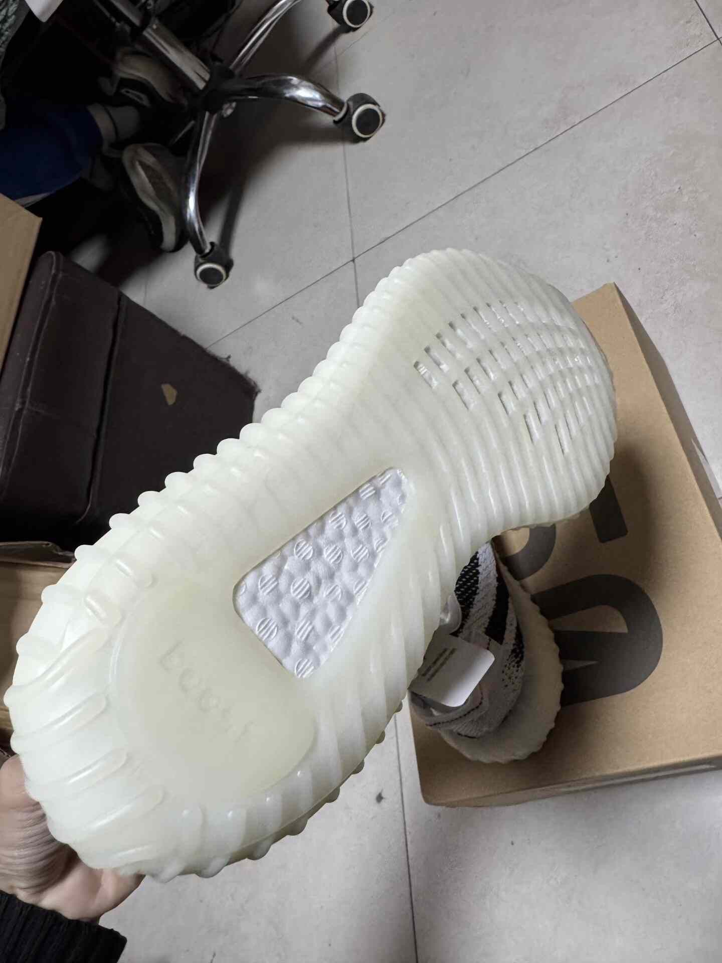 Adidas Adidas YEEZY350 White Lowtop Sneakers 9.5 Men Size US 9.5 / EU 42-43 - 3 Thumbnail