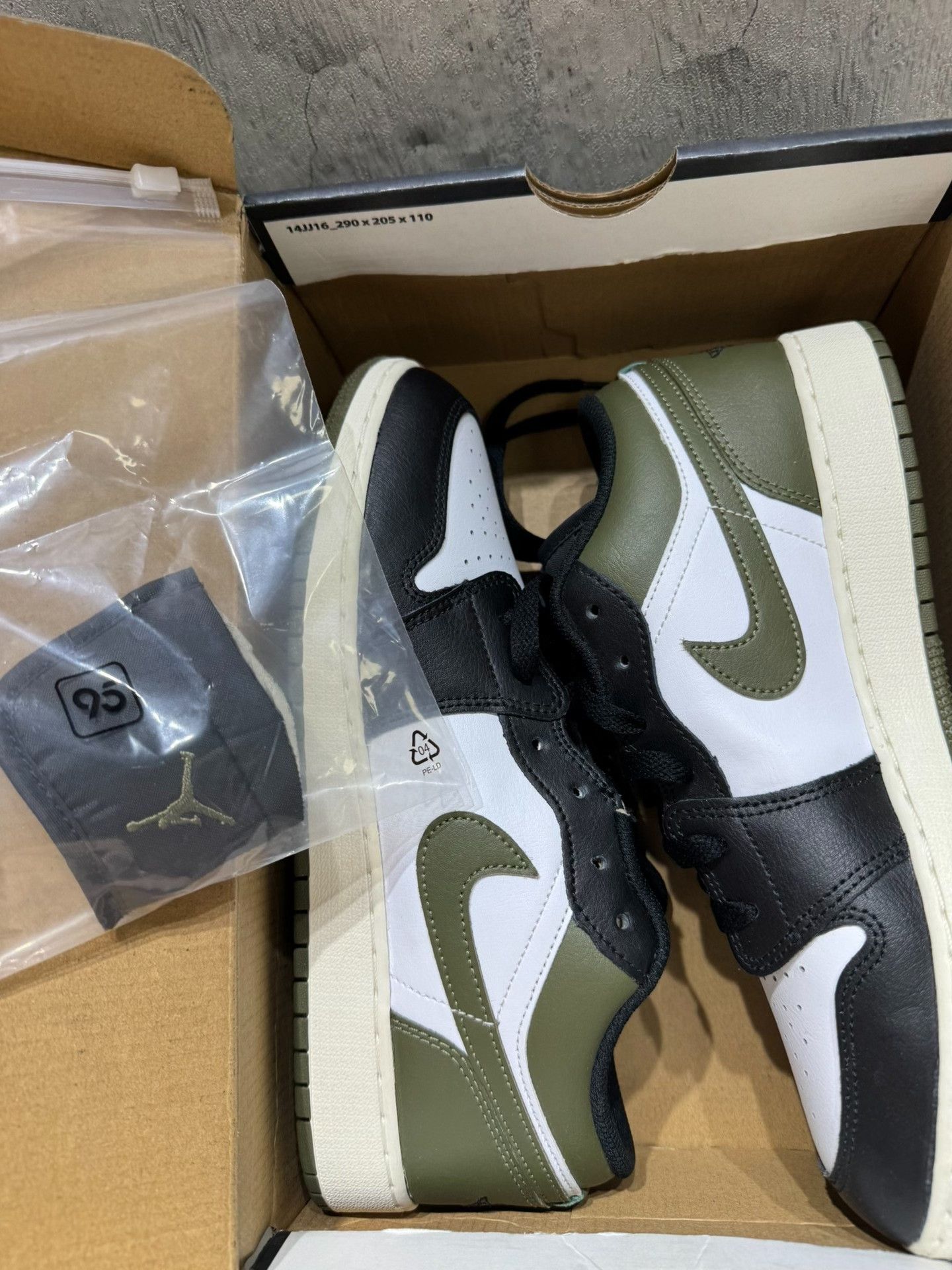 Nike Nike AJ1 Green Lowtop Sneakers L Men Size US 10 / EU 43 - 5 Thumbnail