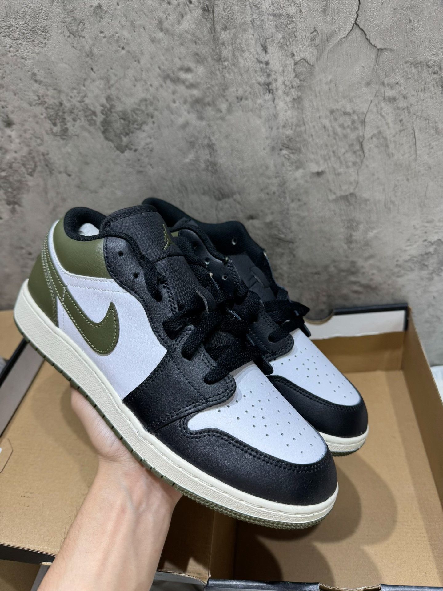 Nike Nike AJ1 Green Lowtop Sneakers L Men Size US 10 / EU 43 - 4 Thumbnail