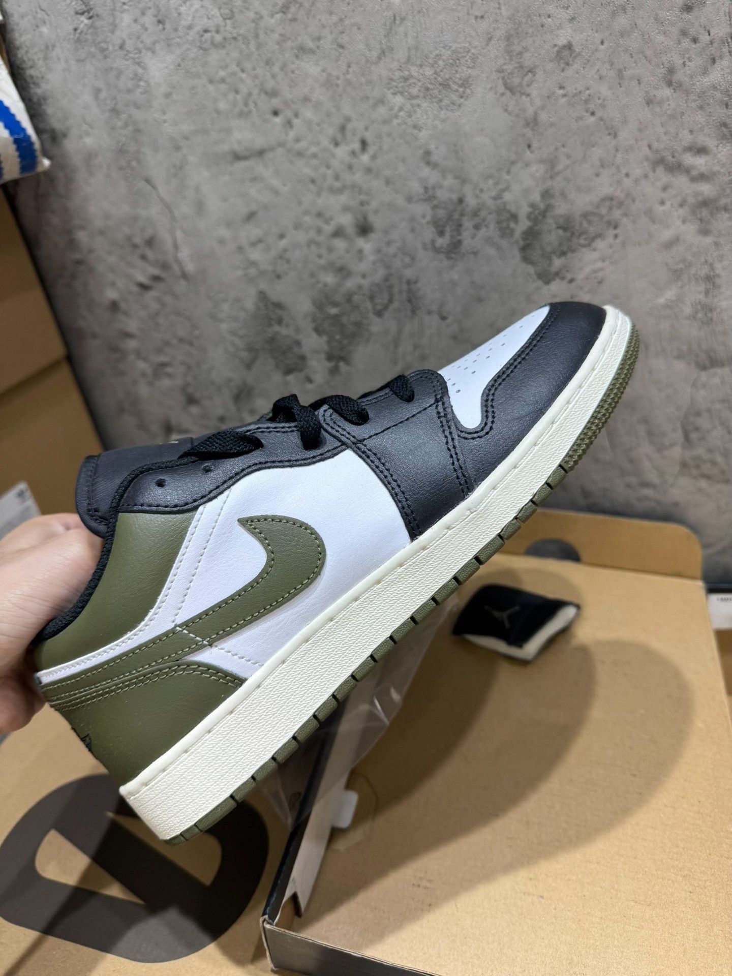 Nike Nike AJ1 Green Lowtop Sneakers L Men Size US 10 / EU 43 - 2 Thumbnail