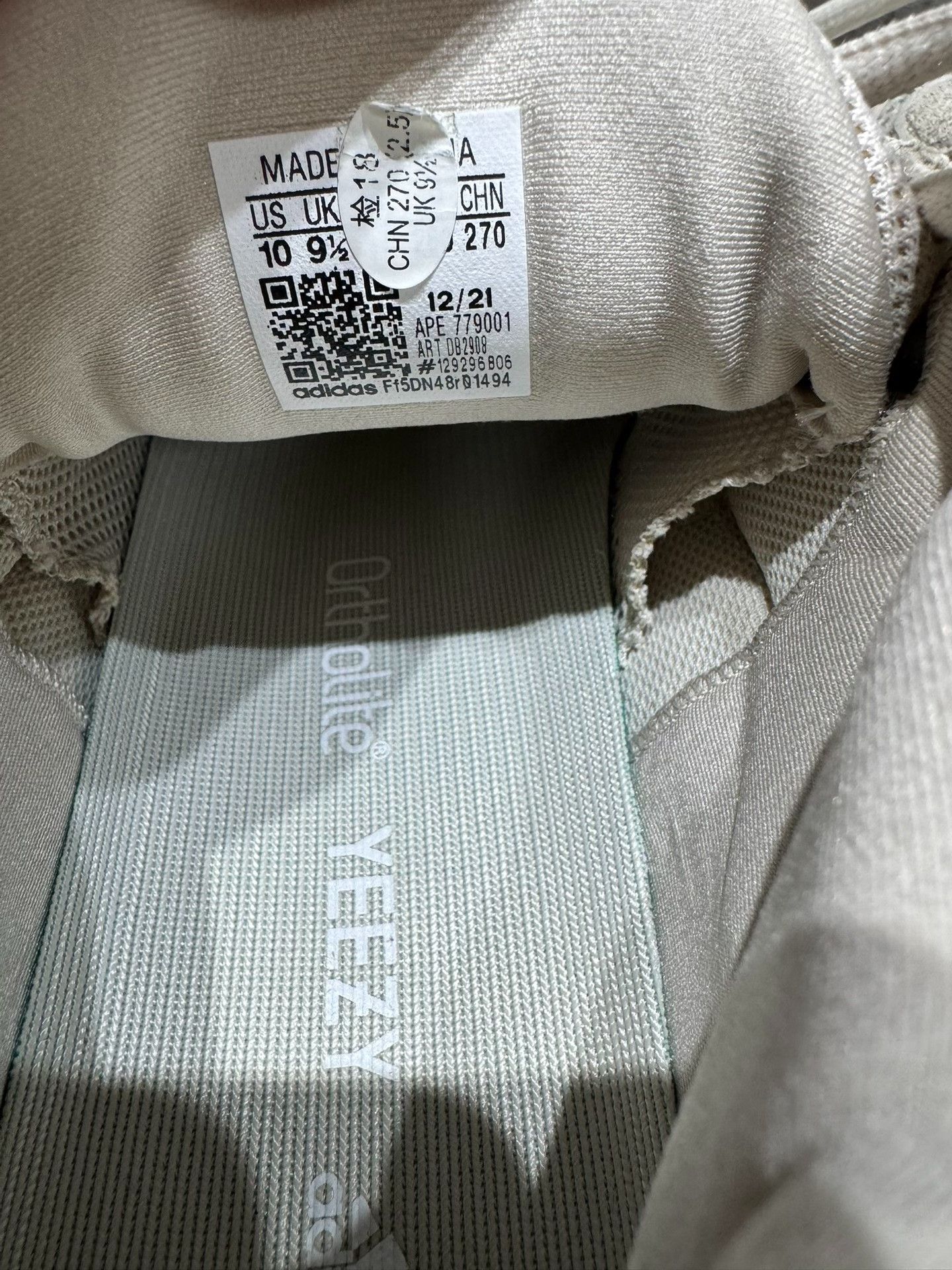 Adidas Adidas YEEZY500 White Lowtop Sneakers 9.5 Men Size US 9.5 / EU 42-43 - 2 Thumbnail