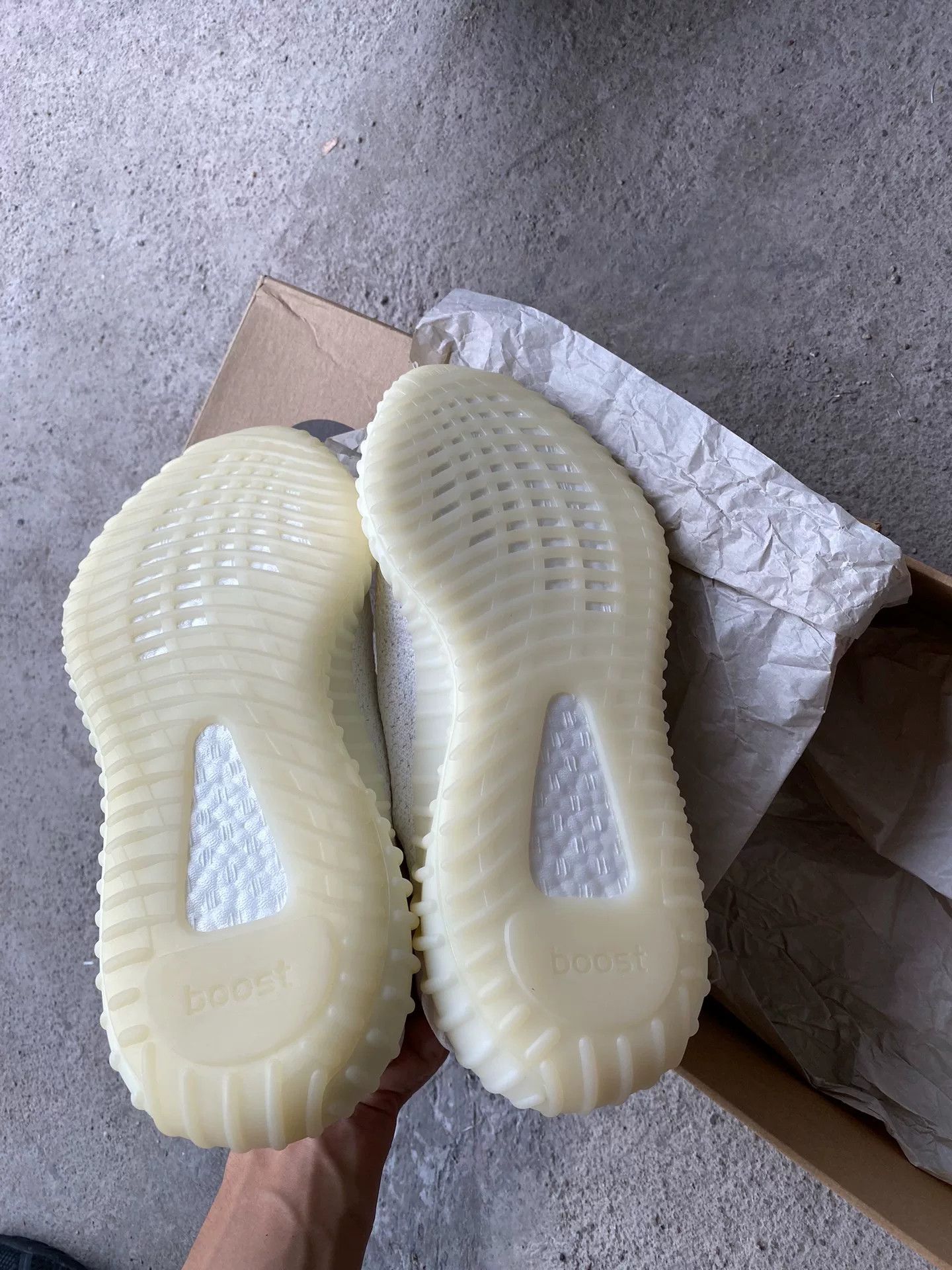 Adidas Adidas YEEZY350 White Lowtop Sneakers 42 Men Size US 9 / EU 42 - 9 Thumbnail