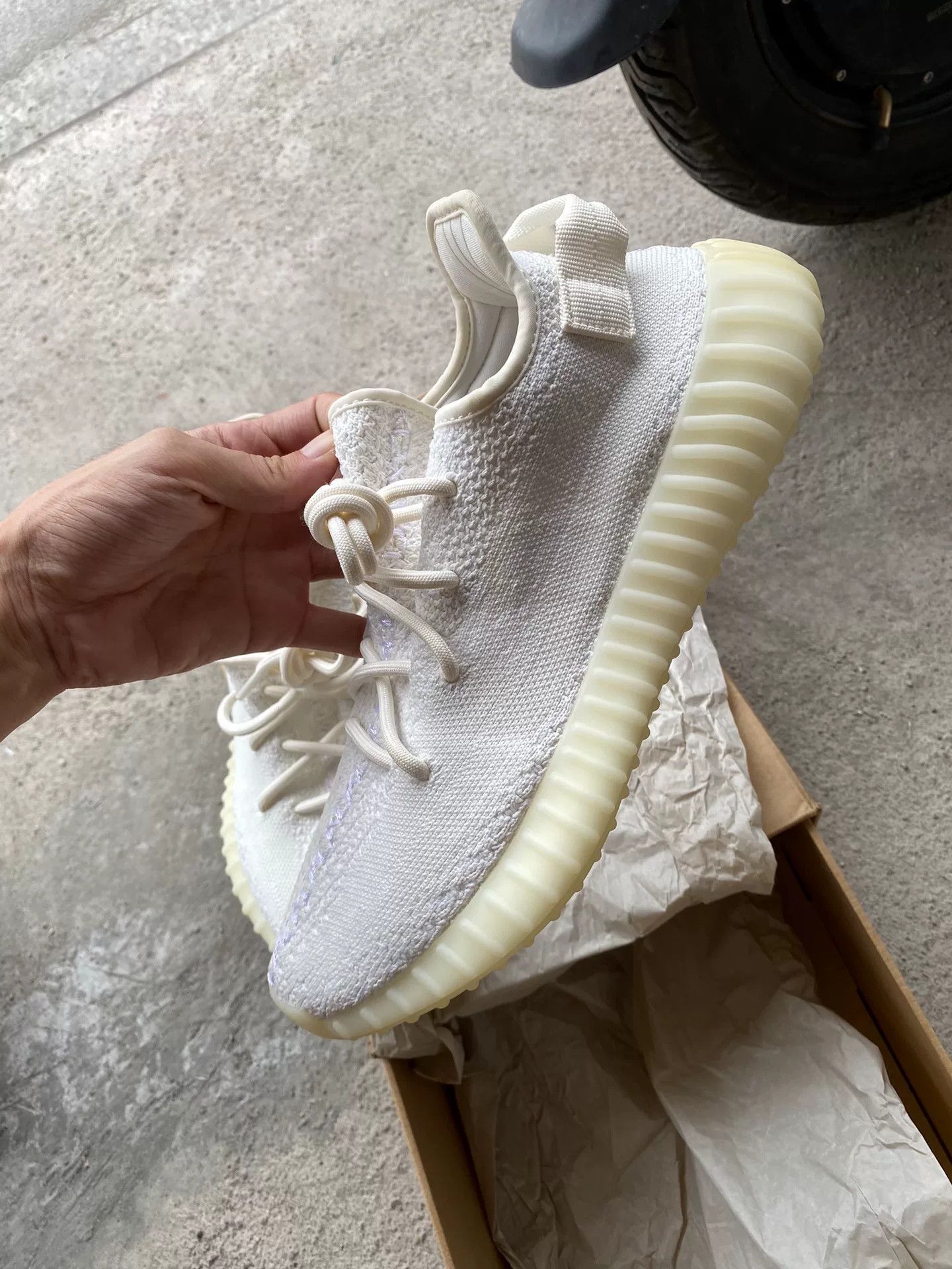 Adidas Adidas YEEZY350 White Lowtop Sneakers 42 Men Size US 9 / EU 42 - 5 Thumbnail