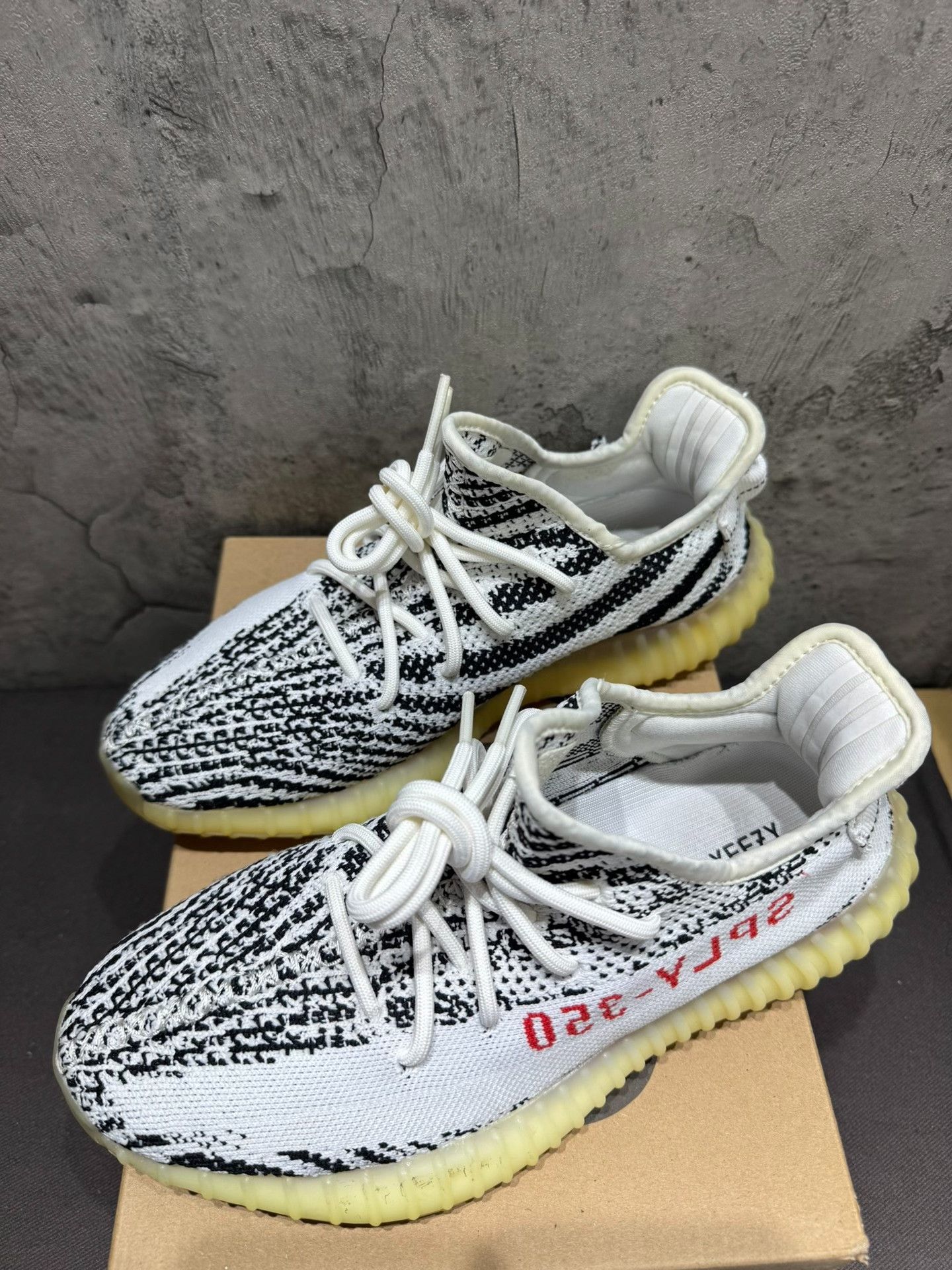 Adidas Adidas YEEZY350 White Lowtop Sneakers 41 Men Size US 8.5 / EU 41-42 - 7 Thumbnail