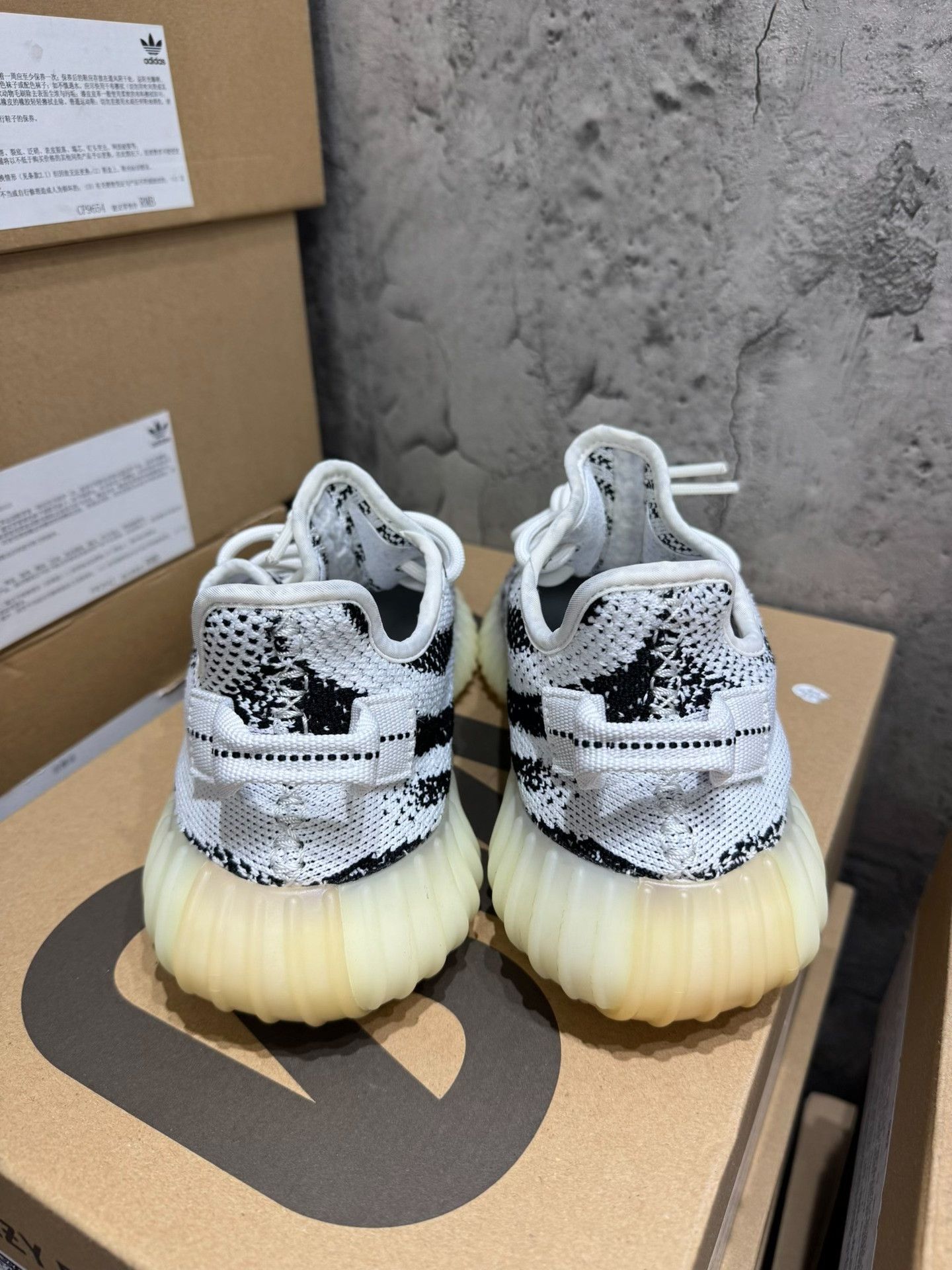 Adidas Adidas YEEZY350 White Lowtop Sneakers 39 Men Size US 6.5 / EU 39-40 - 8 Thumbnail