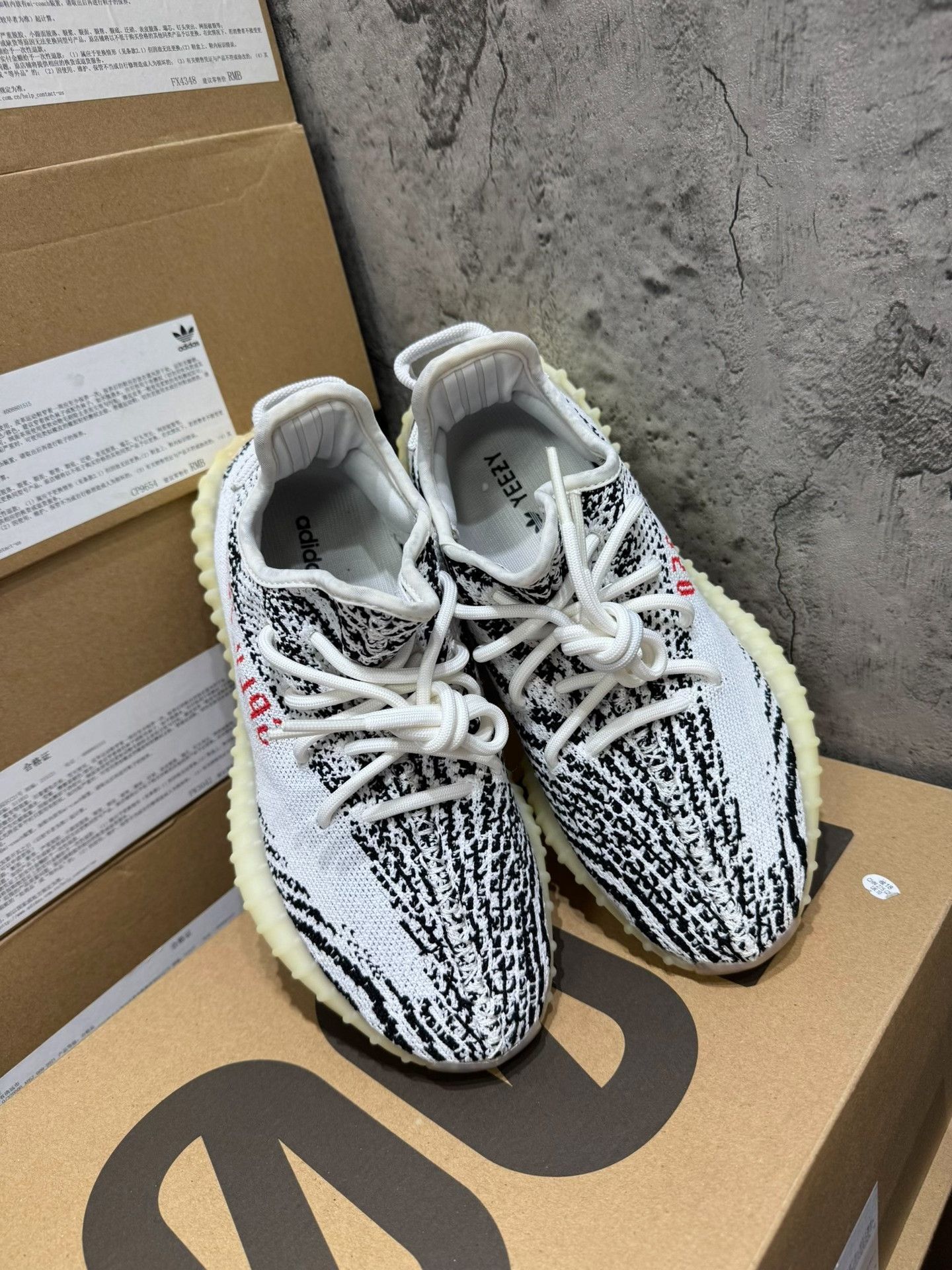 Adidas Adidas YEEZY350 White Lowtop Sneakers 39 Men Size US 6.5 / EU 39-40 - 7 Thumbnail