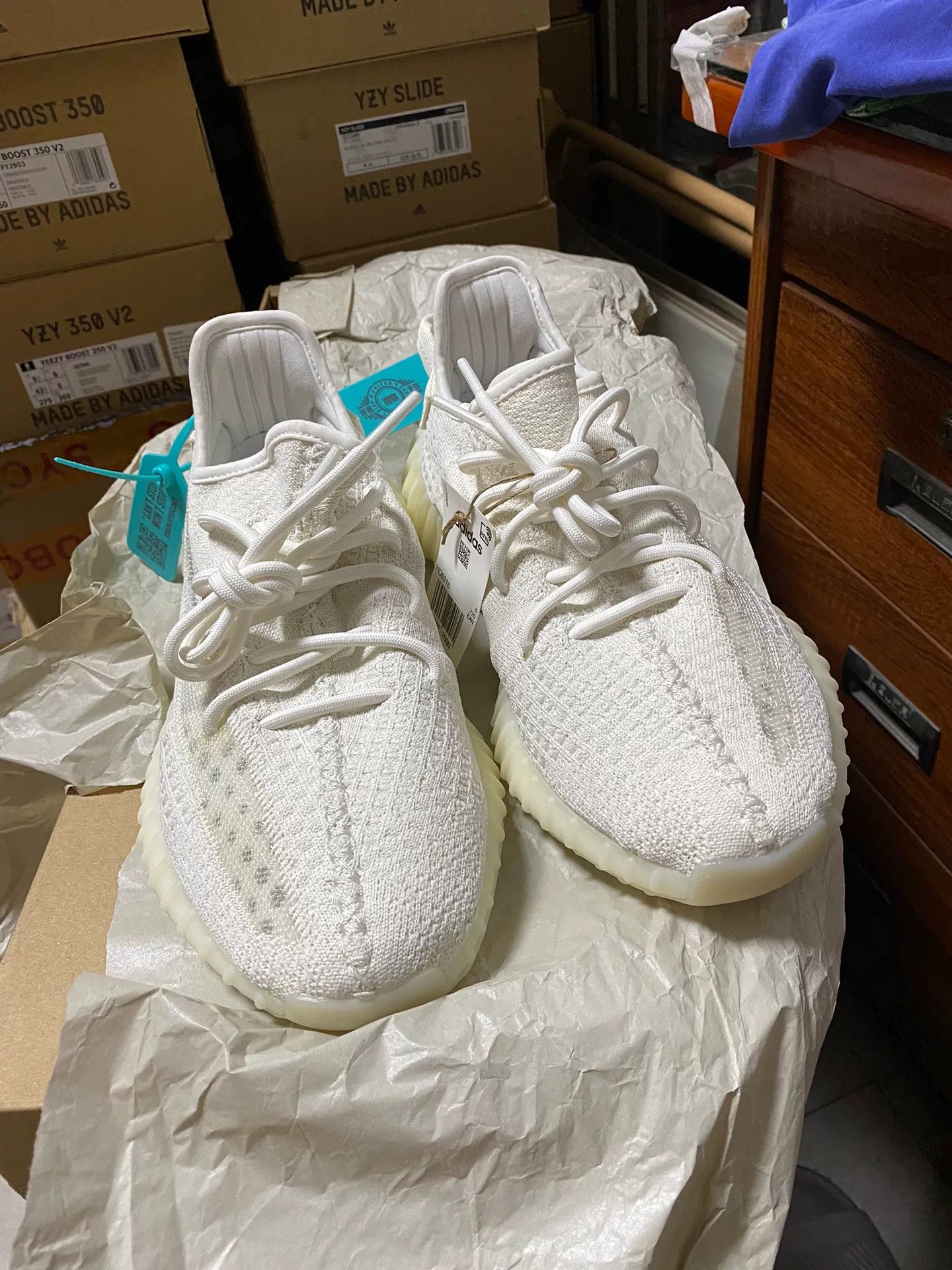 Adidas Adidas YEEZY350 White Lowtop Sneakers 35 Men Size US 5 / EU 37 - 9 Thumbnail