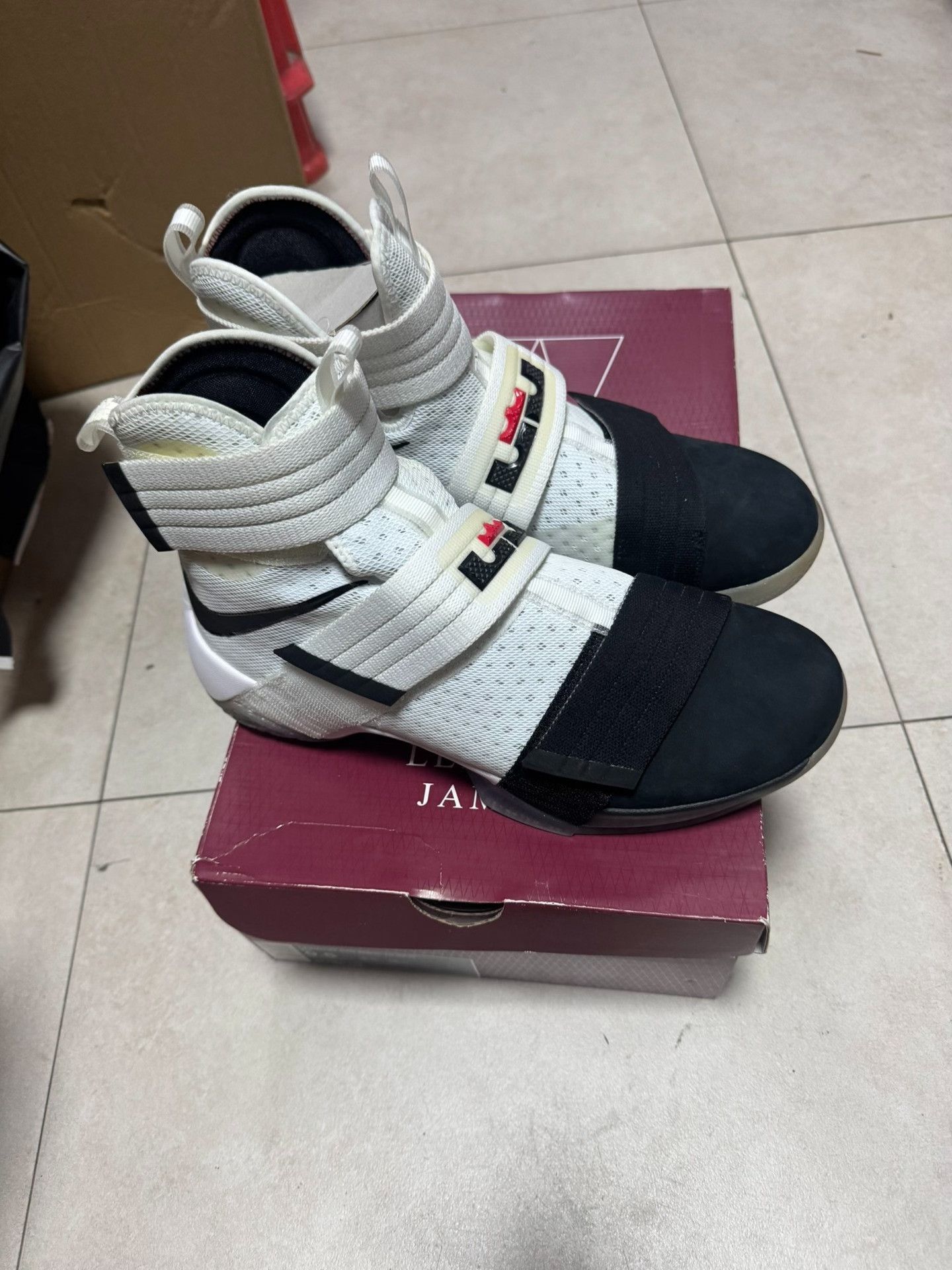 Nike Nike ZOOM SOLDIER Black Lowtop Sneakers 9.5 Men Size US 9.5 / EU 42-43 - 6 Thumbnail