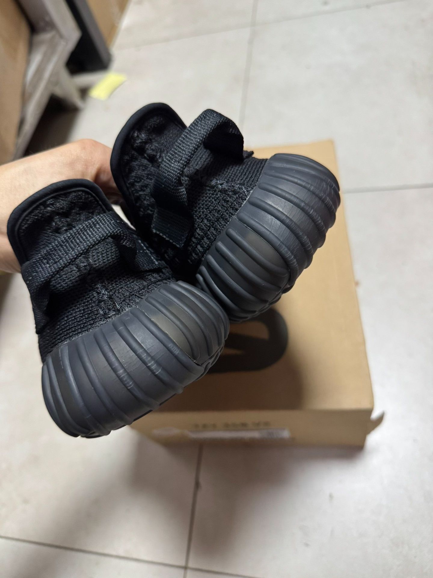 Adidas Adidas YEEZY350 Black Lowtop Sneakers 40 Men Size US 7.5 / EU 40-41 - 4 Thumbnail