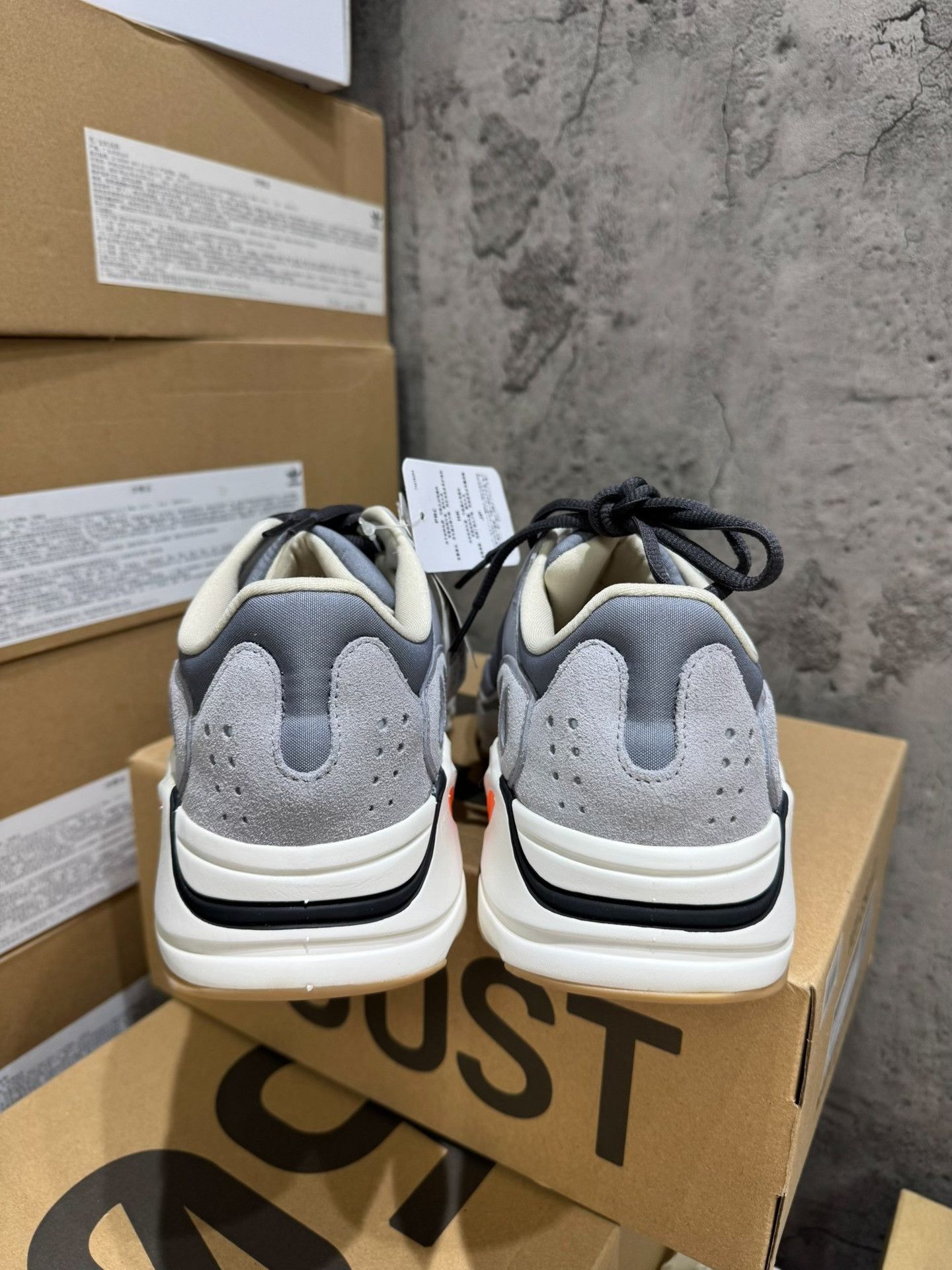 Adidas Adidas YEEZY700 Lowtop Sneakers 42 Men Size US 9 / EU 42 - 4 Thumbnail