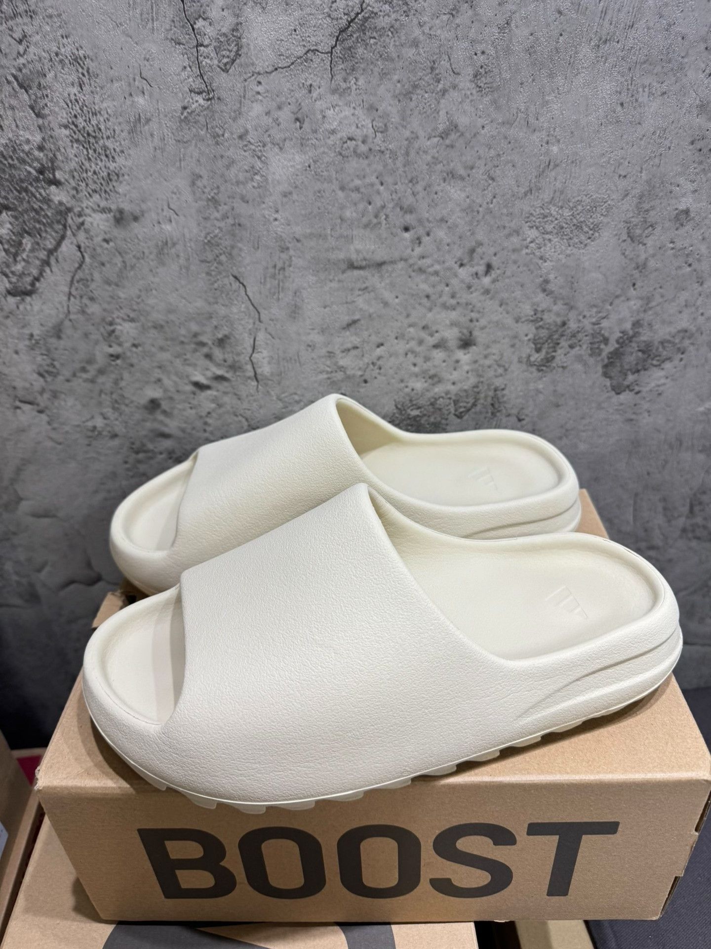 Yeezy Yeezy White Lowtop Sneakers 9 Men Size US 9 / EU 42 - 2 Thumbnail