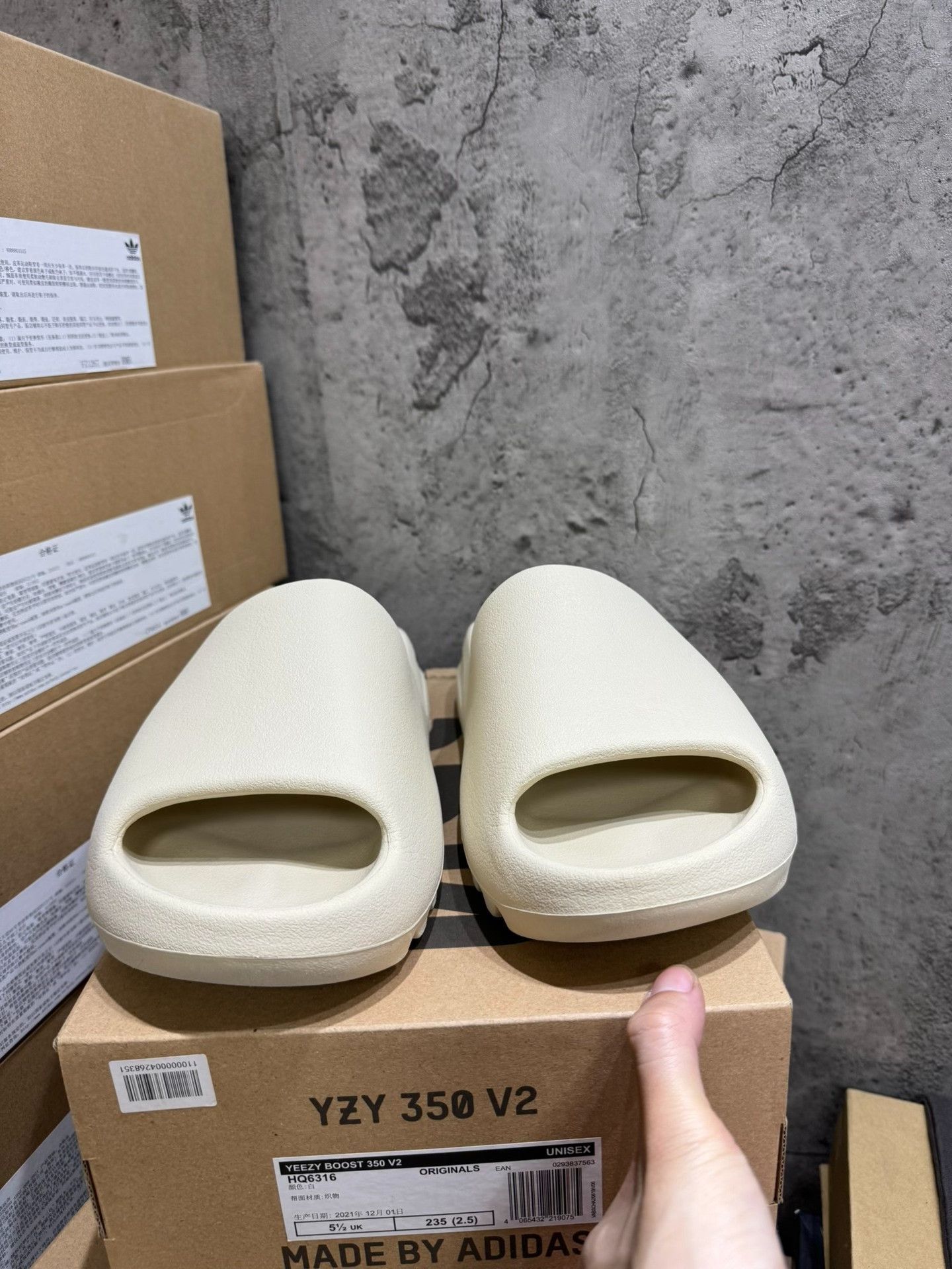 Yeezy Yeezy White Lowtop Sneakers 9 Men Size US 9 / EU 42 - 4 Thumbnail