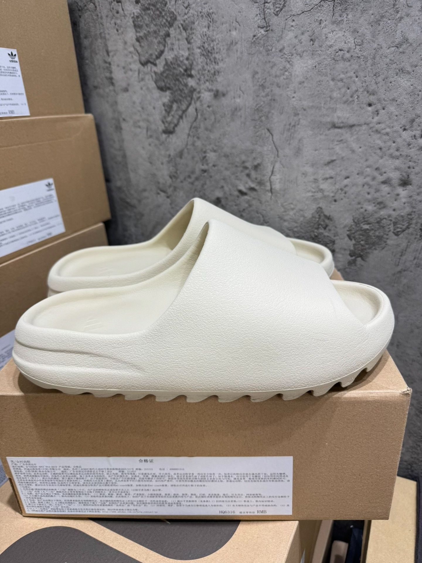 Yeezy Yeezy White Lowtop Sneakers 9 Men Size US 9 / EU 42 - 3 Thumbnail