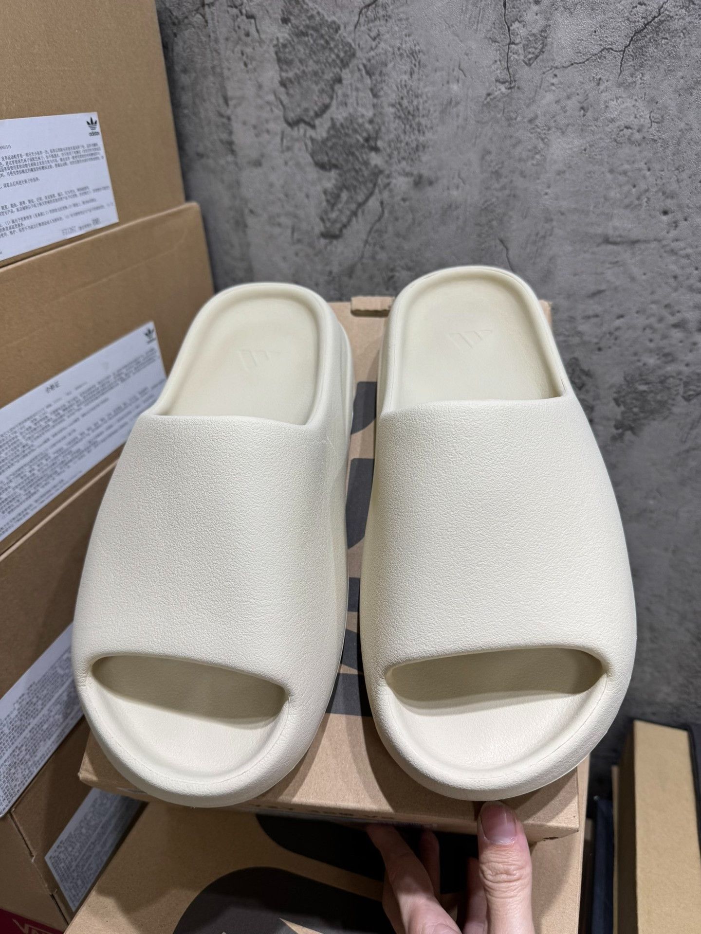 Yeezy Yeezy White Lowtop Sneakers 9 Men Size US 9 / EU 42 - 5 Thumbnail