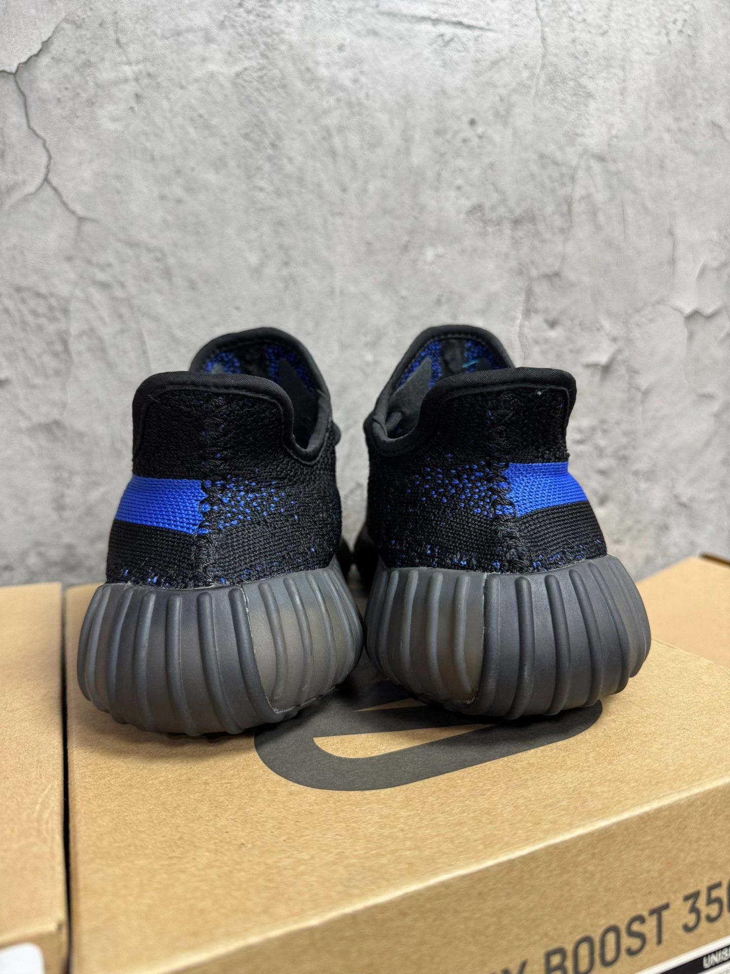 Yeezy Yeezy Blue Lowtop Sneakers 42 Men Size US 9 / EU 42 - 7 Thumbnail