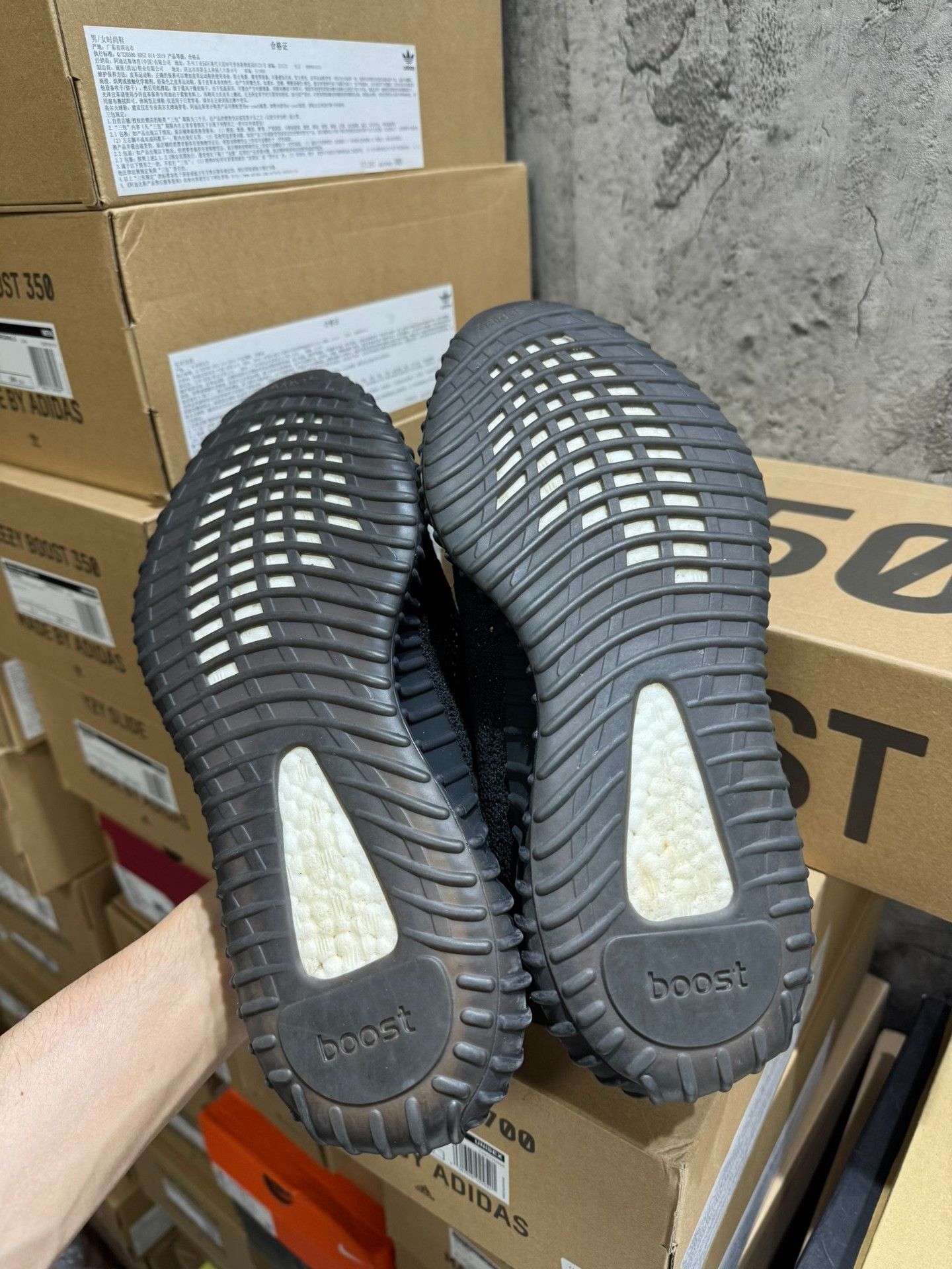 Adidas Adidas YEEZY350 Black Lowtop Sneakers 9 Men Size US 9 / EU 42 - 6 Thumbnail