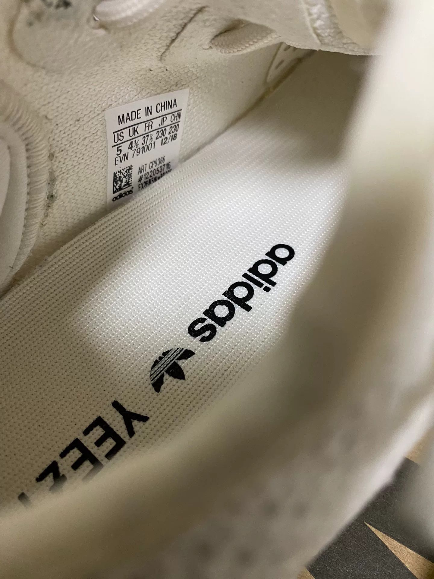 Yeezy Yeezy White Lowtop Sneakers 37 Men Size US 5 / EU 37 - 6 Thumbnail