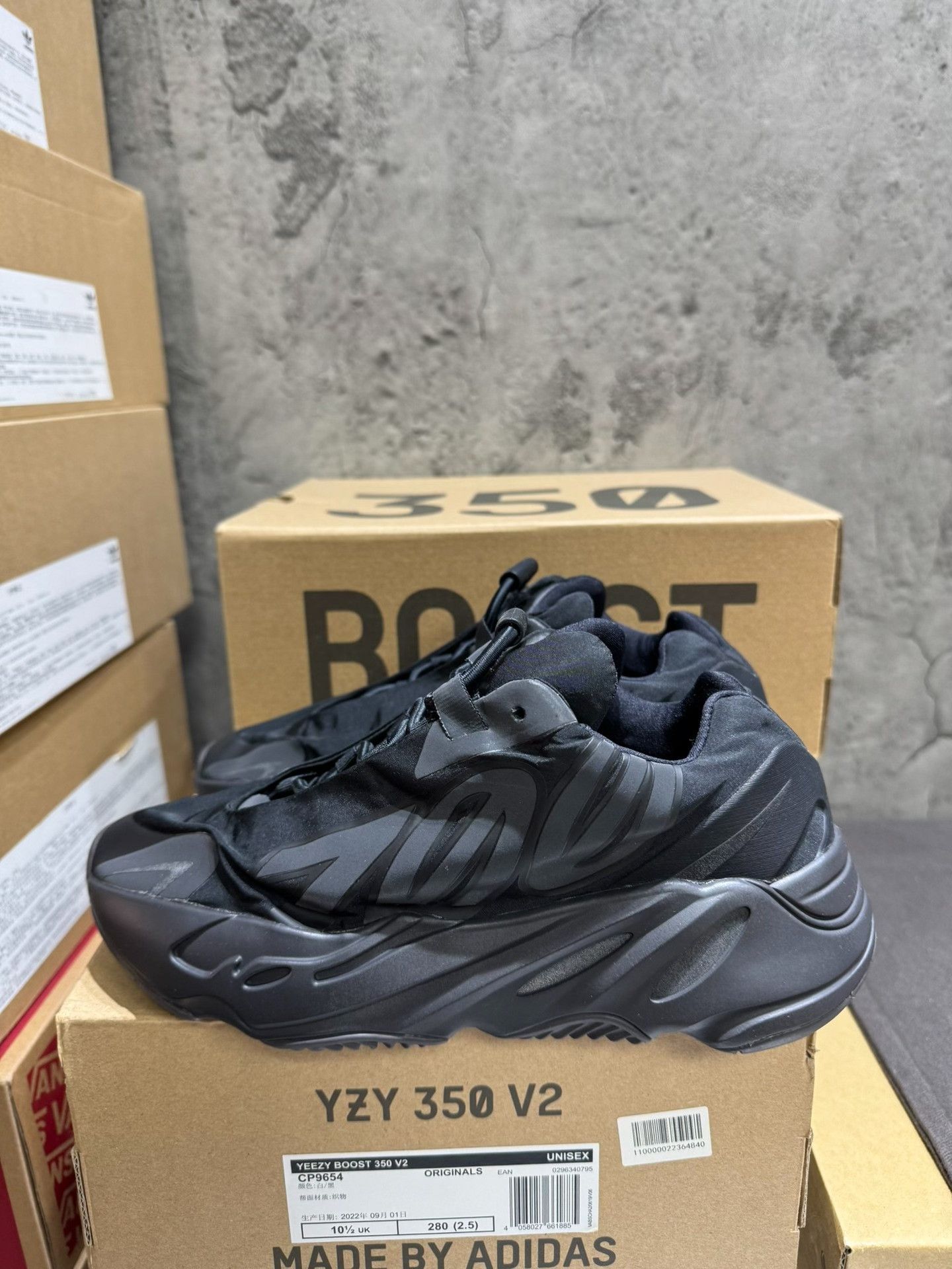 Adidas Adidas YEEZY700 Black Lowtop Sneakers 38 Men Size US 6 / EU 39 - 5 Thumbnail