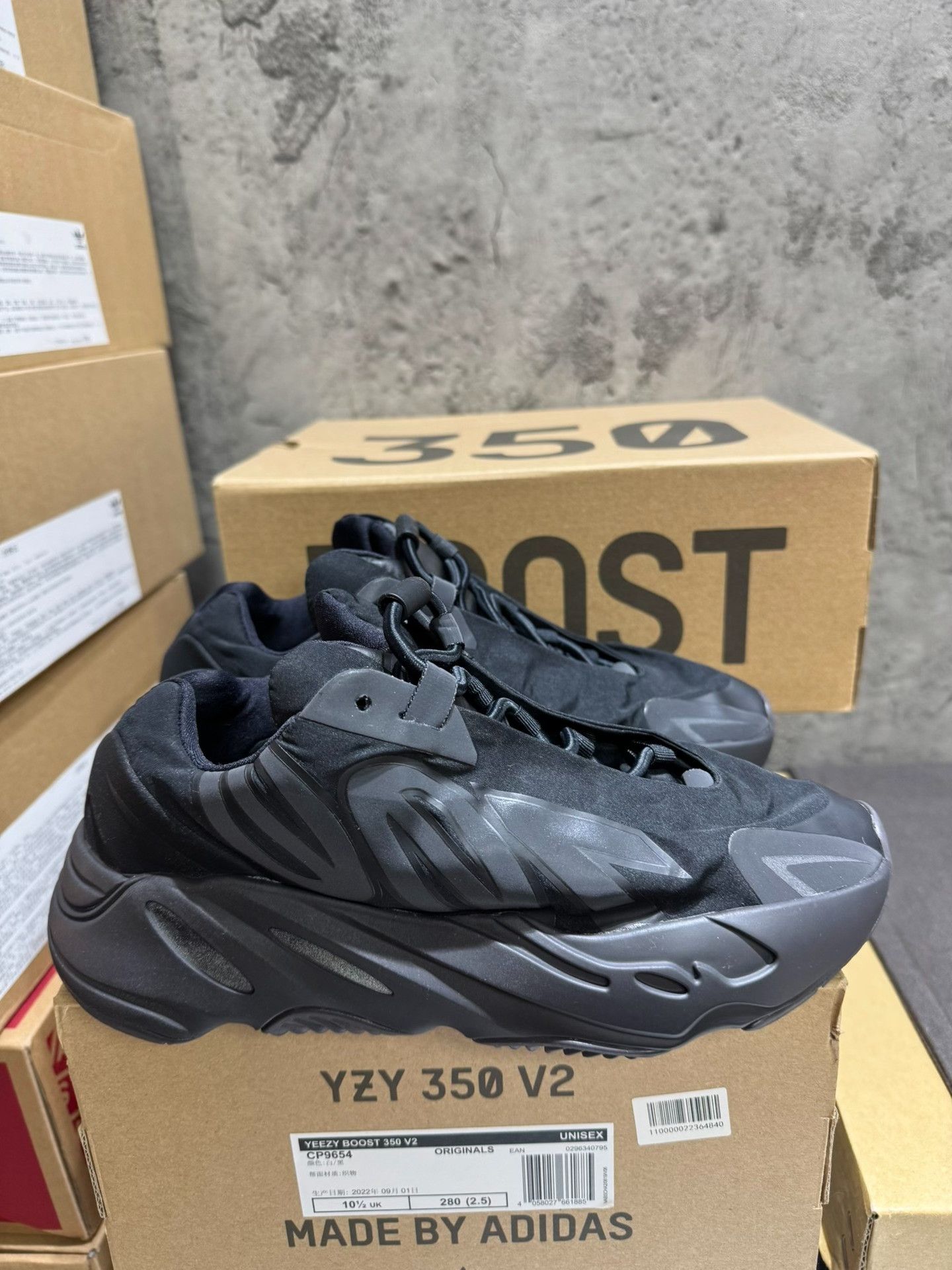 Adidas Adidas YEEZY700 Black Lowtop Sneakers 38 Men Size US 6 / EU 39 - 6 Thumbnail