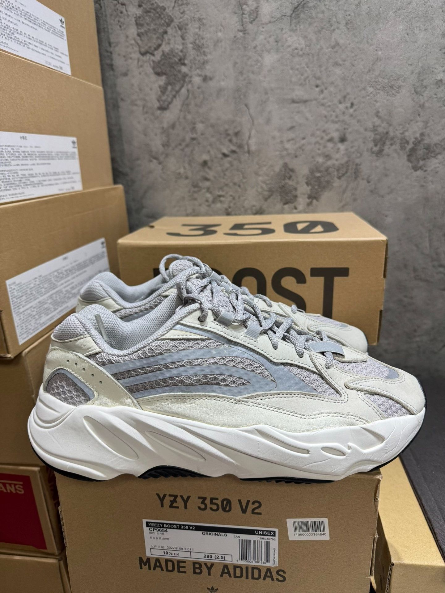 Adidas Adidas YEEZY700 White Lowtop Sneakers 9.5 Men Size US 9.5 / EU 42-43 - 6 Thumbnail