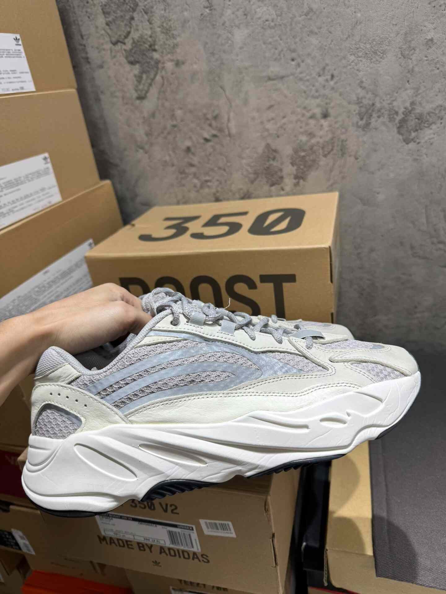 Adidas Adidas YEEZY700 White Lowtop Sneakers 9.5 Men Size US 9.5 / EU 42-43 - 4 Thumbnail